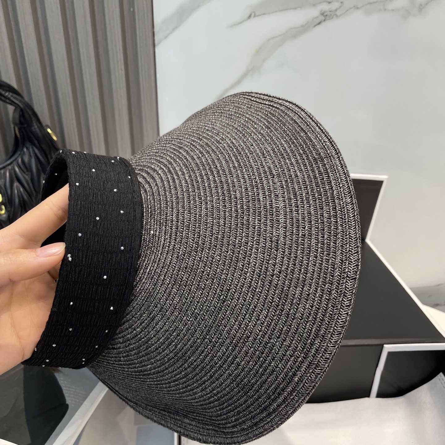  配防尘袋 miumiu缪缪
空顶帽，夏天必备单品，因为真的太好搭，夏天搭配清凉夏日风情真的超级文艺范～