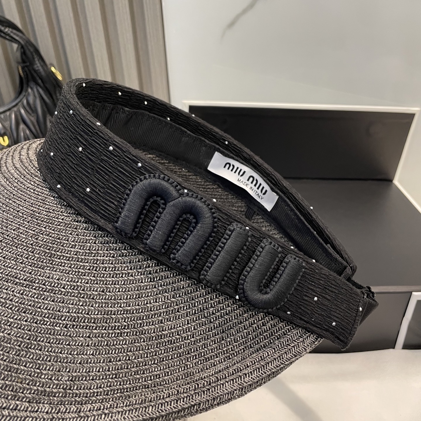  配防尘袋 miumiu缪缪
空顶帽，夏天必备单品，因为真的太好搭，夏天搭配清凉夏日风情真的超级文艺范～