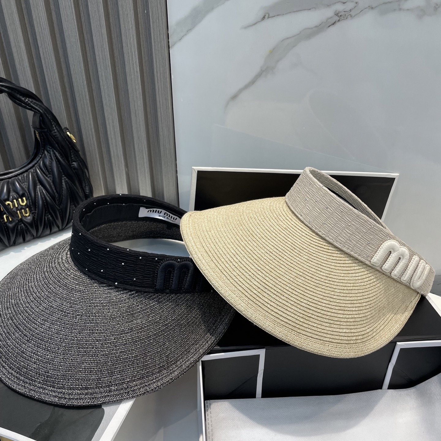  配防尘袋 miumiu缪缪
空顶帽，夏天必备单品，因为真的太好搭，夏天搭配清凉夏日风情真的超级文艺范～