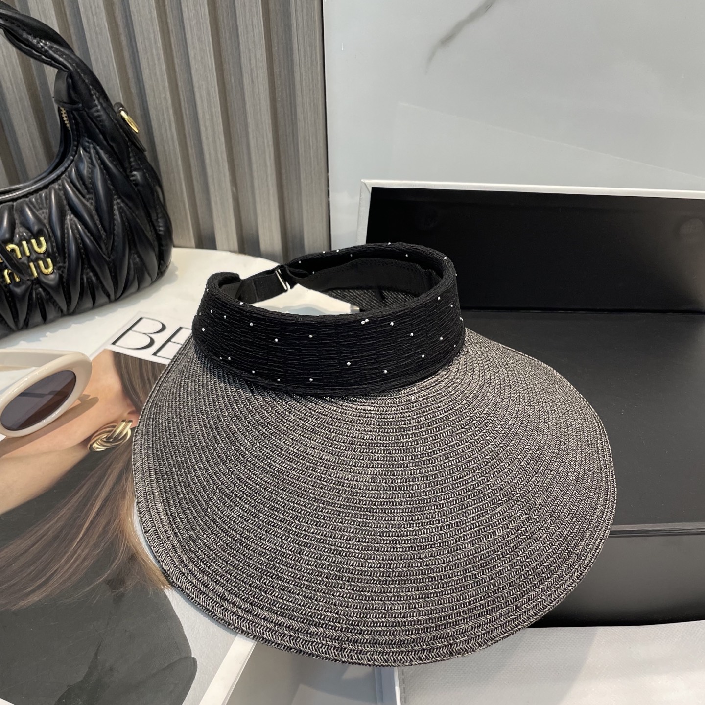  配防尘袋 miumiu缪缪
空顶帽，夏天必备单品，因为真的太好搭，夏天搭配清凉夏日风情真的超级文艺范～