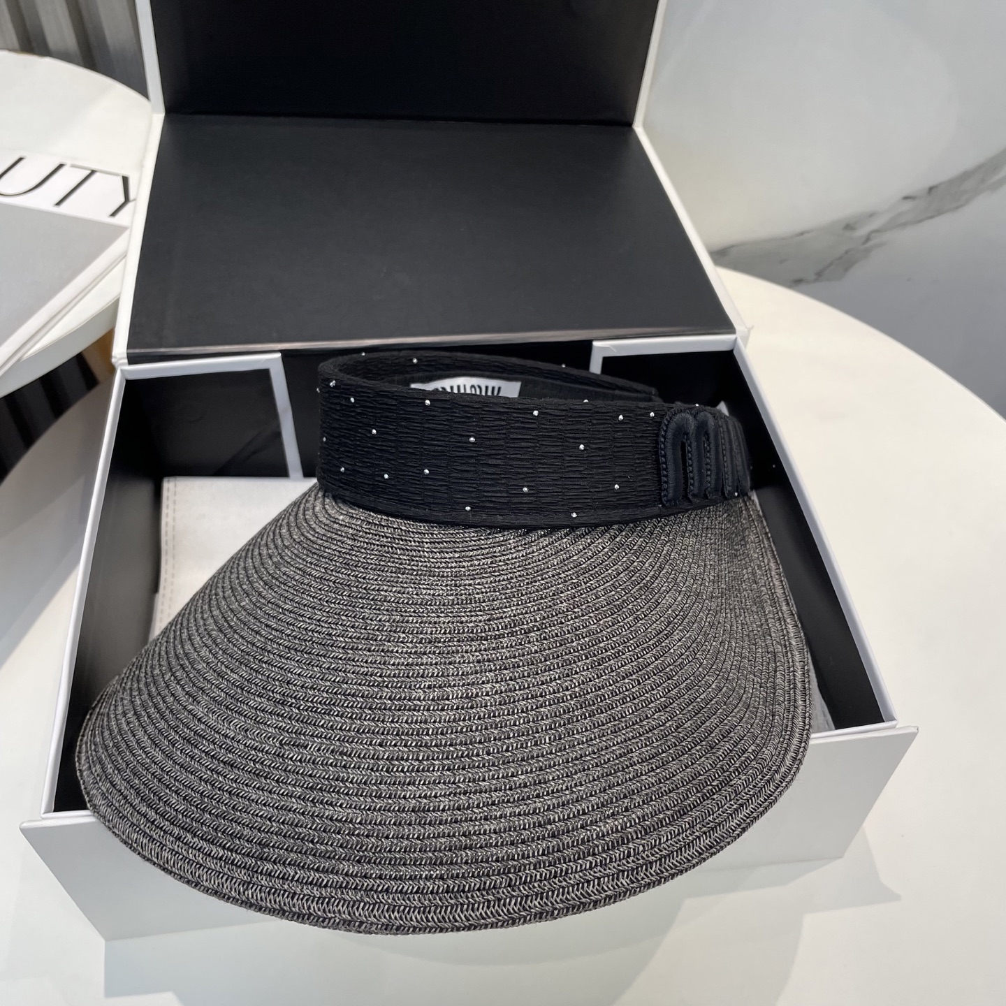  配防尘袋 miumiu缪缪
空顶帽，夏天必备单品，因为真的太好搭，夏天搭配清凉夏日风情真的超级文艺范～