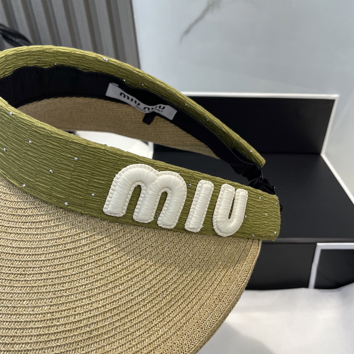  配防尘袋 miumiu缪缪
空顶帽，夏天必备单品，因为真的太好搭，夏天搭配清凉夏日风情真的超级文艺范～