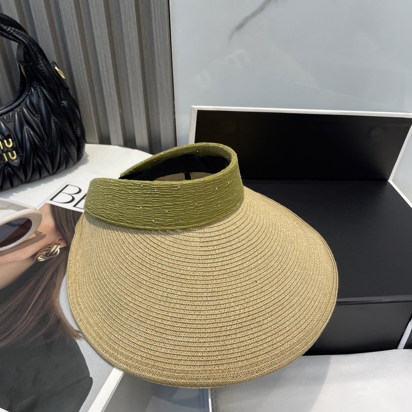  配防尘袋 miumiu缪缪
空顶帽，夏天必备单品，因为真的太好搭，夏天搭配清凉夏日风情真的超级文艺范～