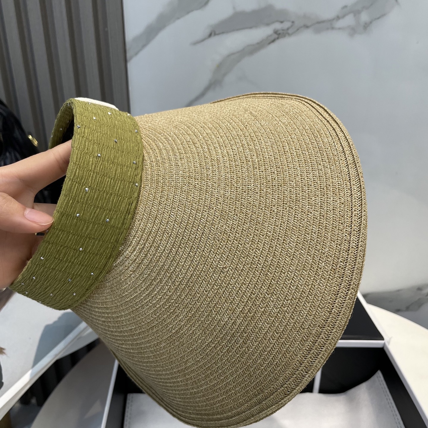  配防尘袋 miumiu缪缪
空顶帽，夏天必备单品，因为真的太好搭，夏天搭配清凉夏日风情真的超级文艺范～