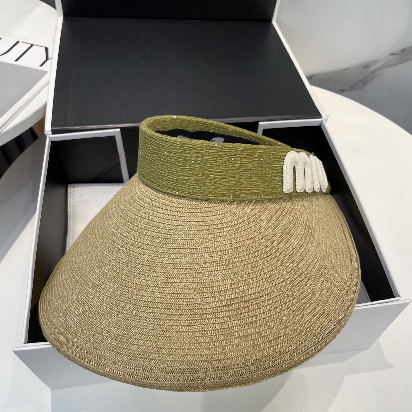  配防尘袋 miumiu缪缪
空顶帽，夏天必备单品，因为真的太好搭，夏天搭配清凉夏日风情真的超级文艺范～