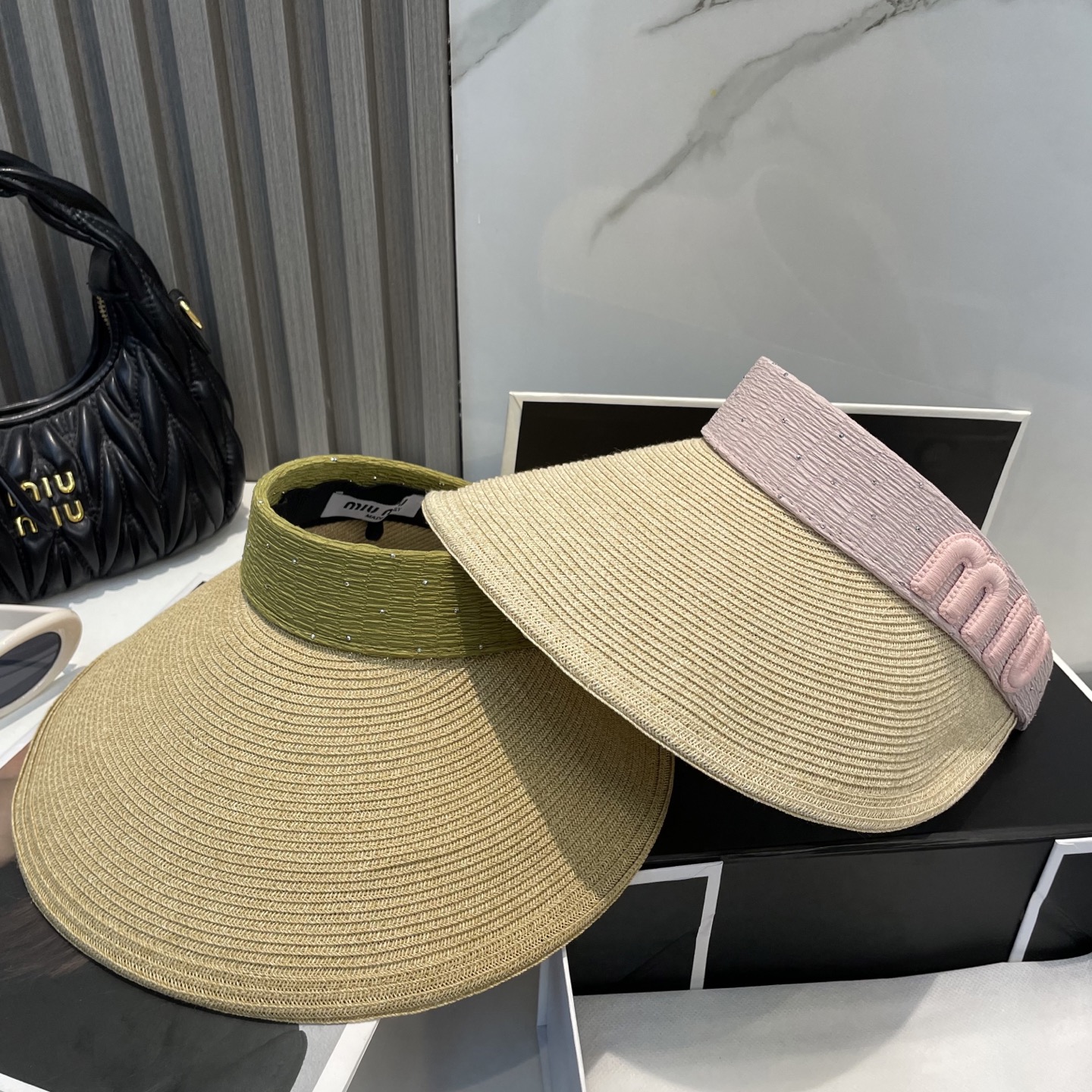  配防尘袋 miumiu缪缪
空顶帽，夏天必备单品，因为真的太好搭，夏天搭配清凉夏日风情真的超级文艺范～