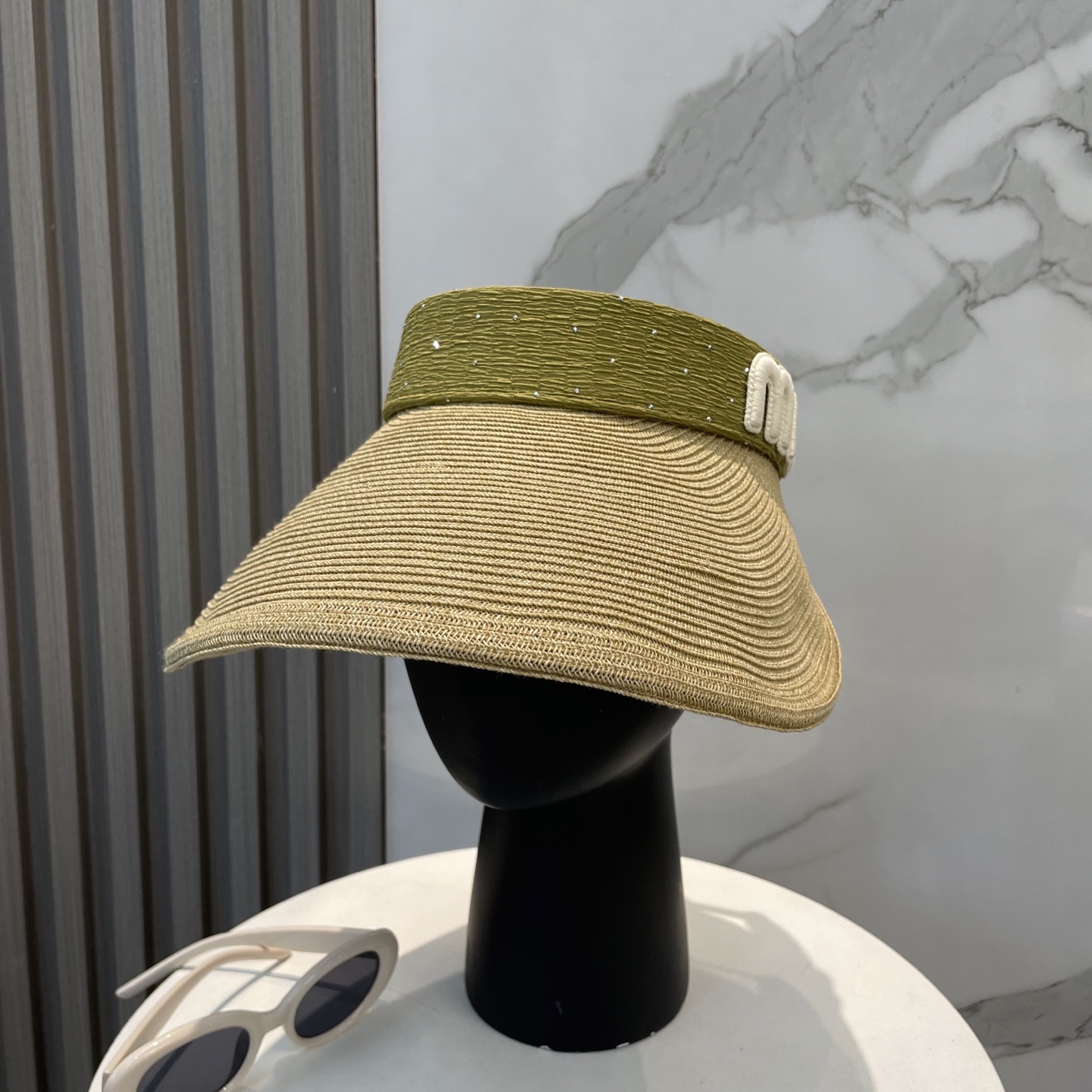  配防尘袋 miumiu缪缪
空顶帽，夏天必备单品，因为真的太好搭，夏天搭配清凉夏日风情真的超级文艺范～