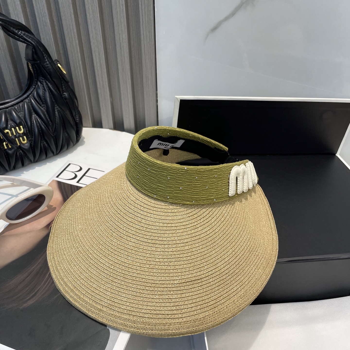  配防尘袋 miumiu缪缪
空顶帽，夏天必备单品，因为真的太好搭，夏天搭配清凉夏日风情真的超级文艺范～