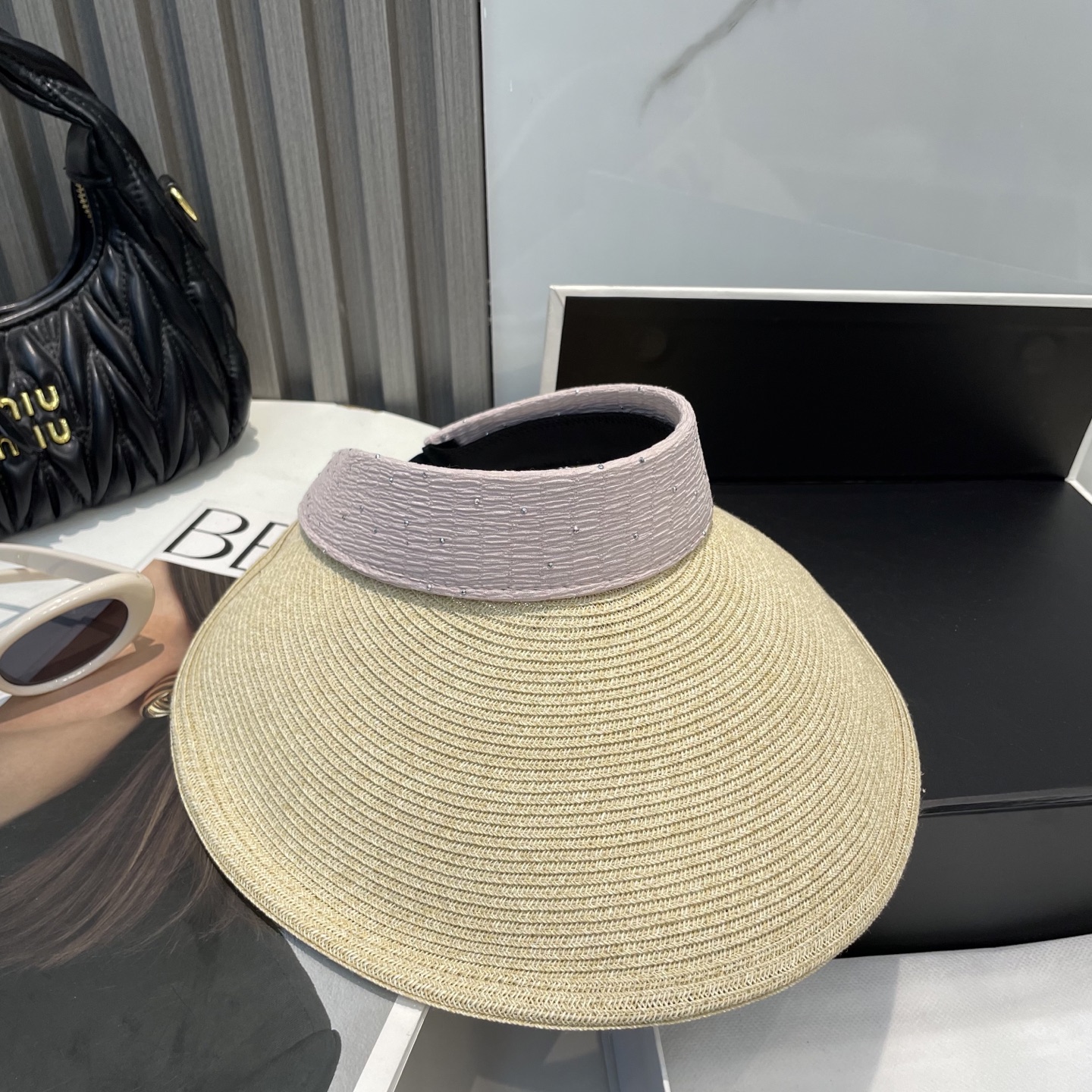  配防尘袋 miumiu缪缪
空顶帽，夏天必备单品，因为真的太好搭，夏天搭配清凉夏日风情真的超级文艺范～