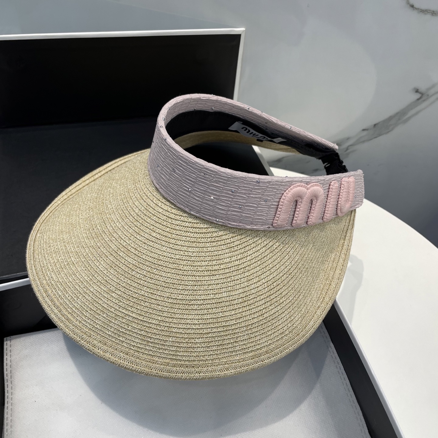  配防尘袋 miumiu缪缪
空顶帽，夏天必备单品，因为真的太好搭，夏天搭配清凉夏日风情真的超级文艺范～