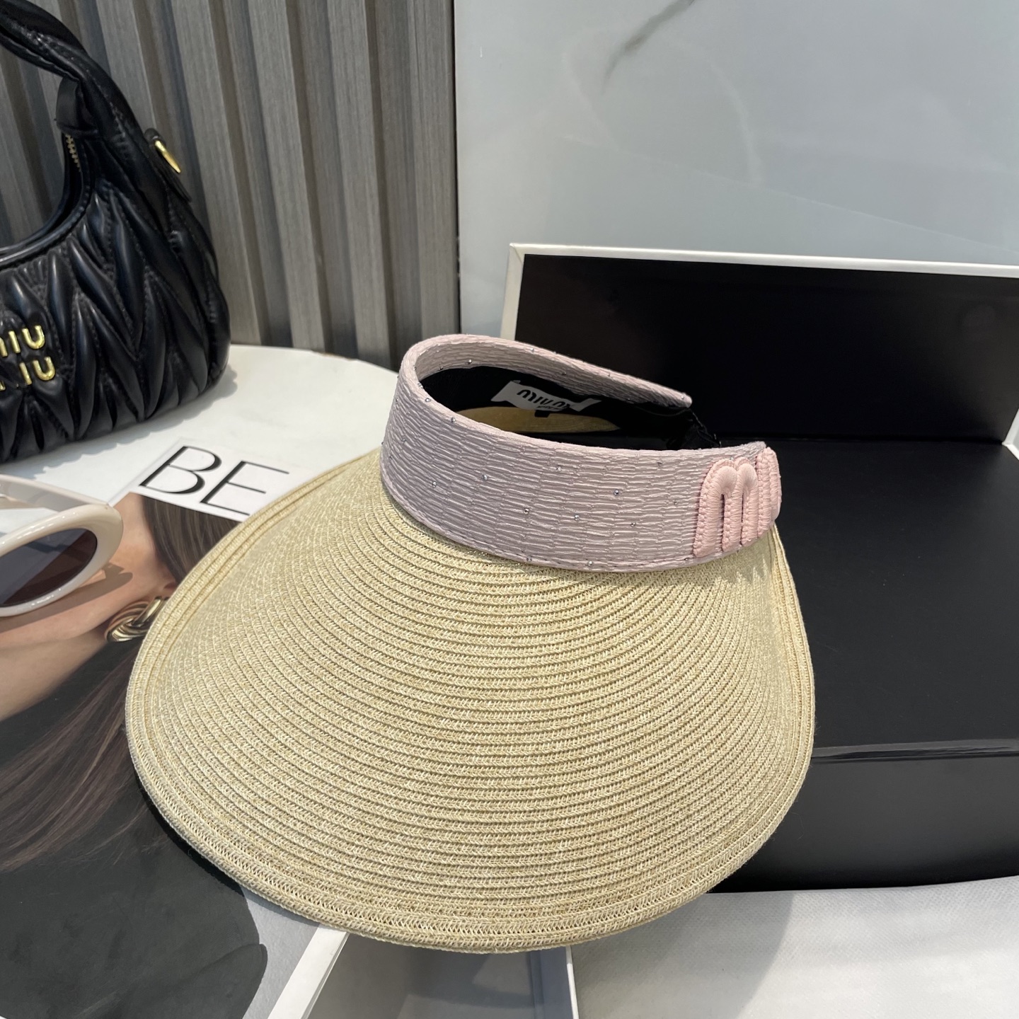  配防尘袋 miumiu缪缪
空顶帽，夏天必备单品，因为真的太好搭，夏天搭配清凉夏日风情真的超级文艺范～