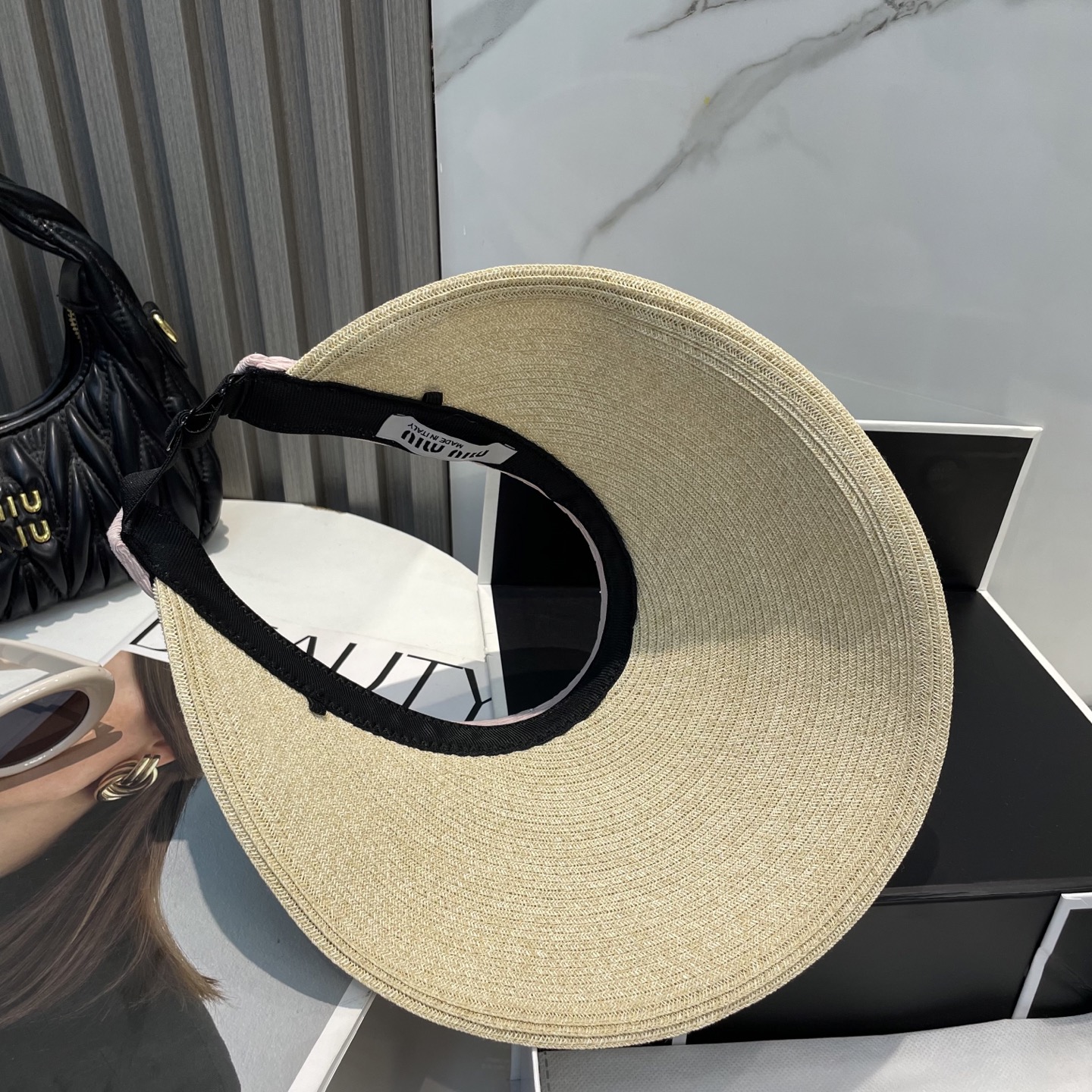  配防尘袋 miumiu缪缪
空顶帽，夏天必备单品，因为真的太好搭，夏天搭配清凉夏日风情真的超级文艺范～