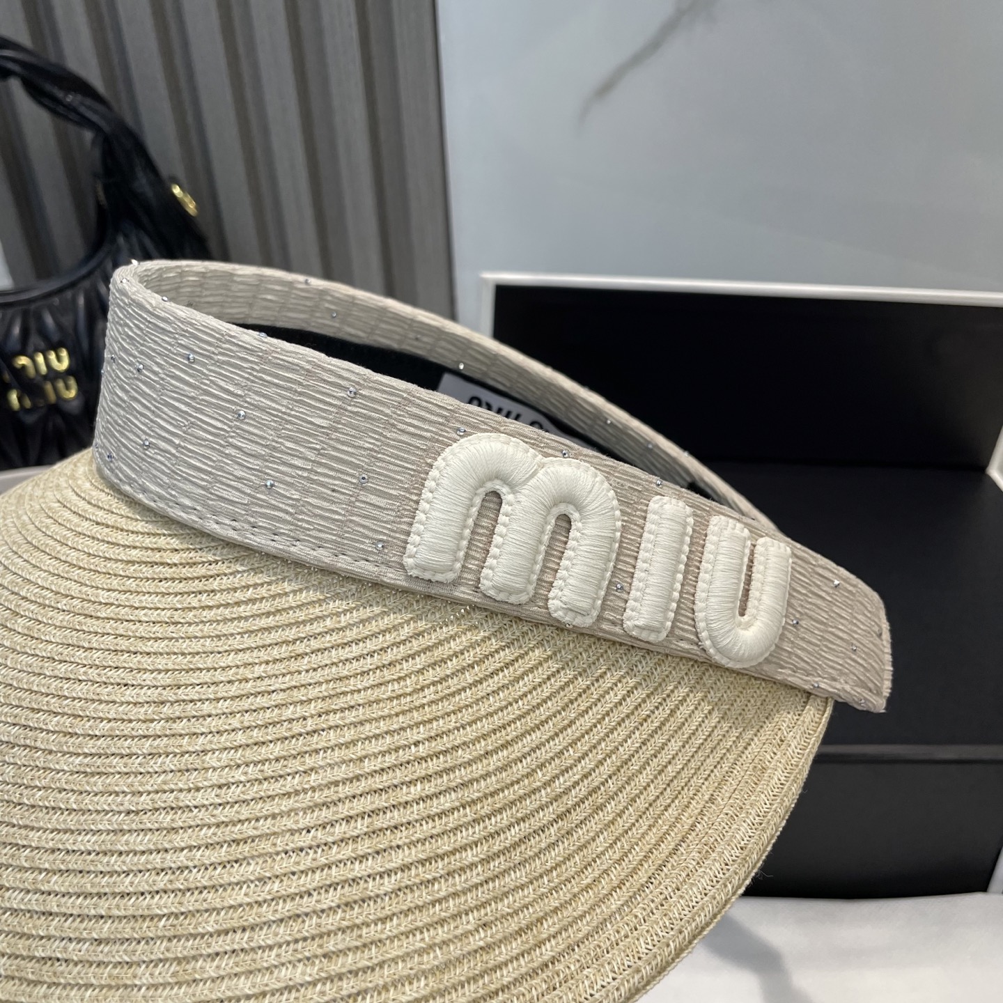  配防尘袋 miumiu缪缪
空顶帽，夏天必备单品，因为真的太好搭，夏天搭配清凉夏日风情真的超级文艺范～