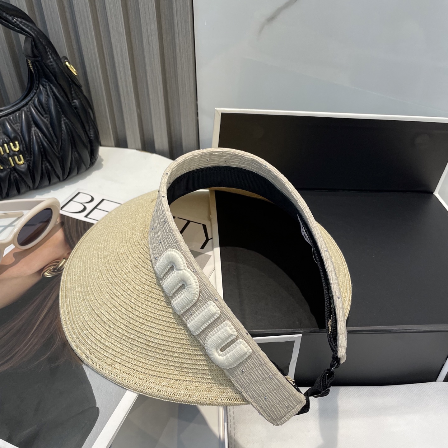  配防尘袋 miumiu缪缪
空顶帽，夏天必备单品，因为真的太好搭，夏天搭配清凉夏日风情真的超级文艺范～