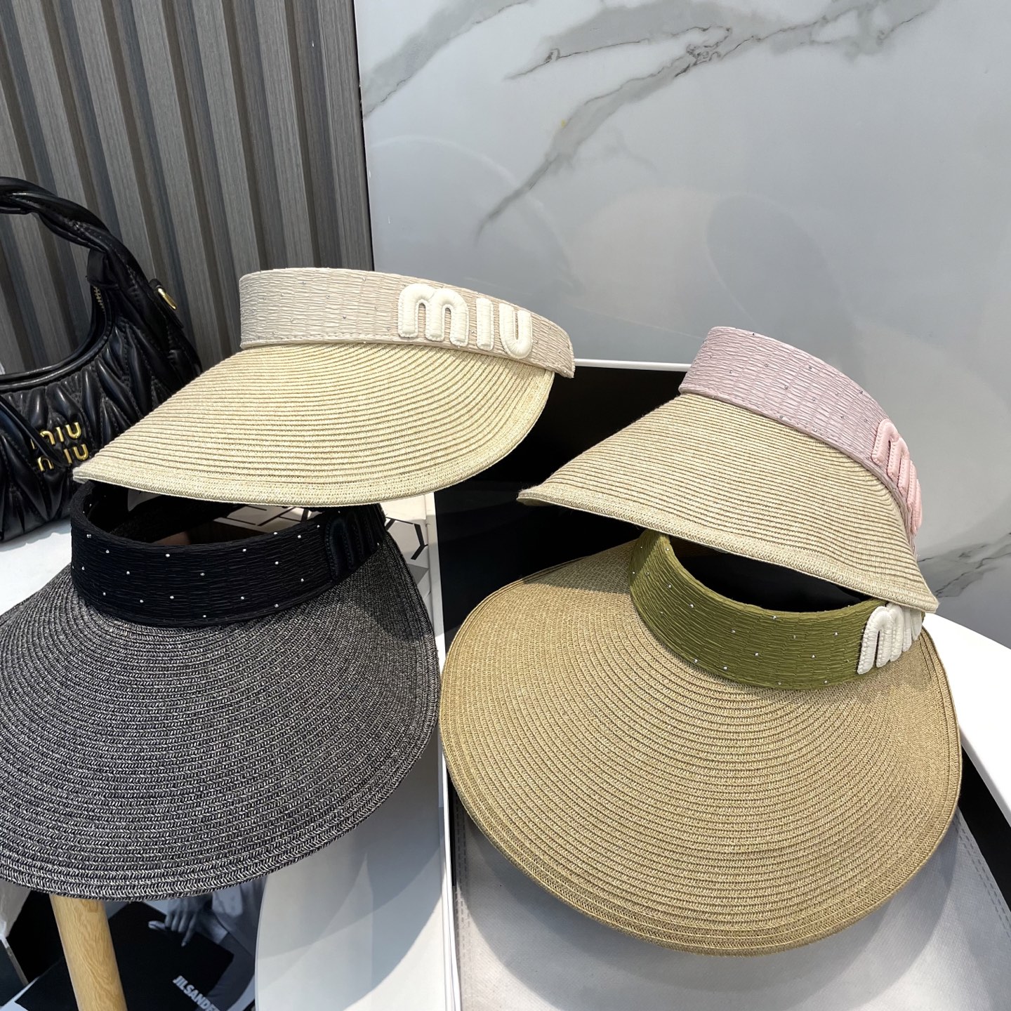  配防尘袋 miumiu缪缪
空顶帽，夏天必备单品，因为真的太好搭，夏天搭配清凉夏日风情真的超级文艺范～