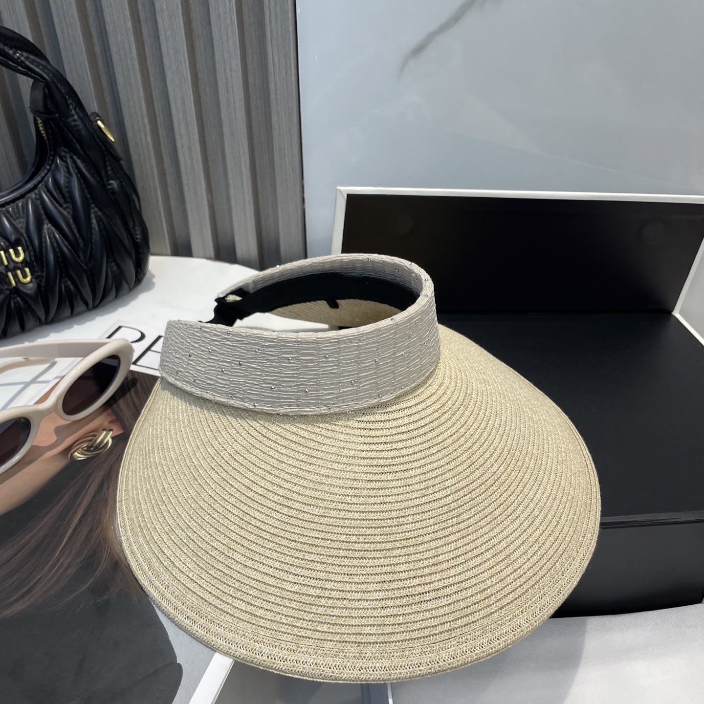  配防尘袋 miumiu缪缪
空顶帽，夏天必备单品，因为真的太好搭，夏天搭配清凉夏日风情真的超级文艺范～