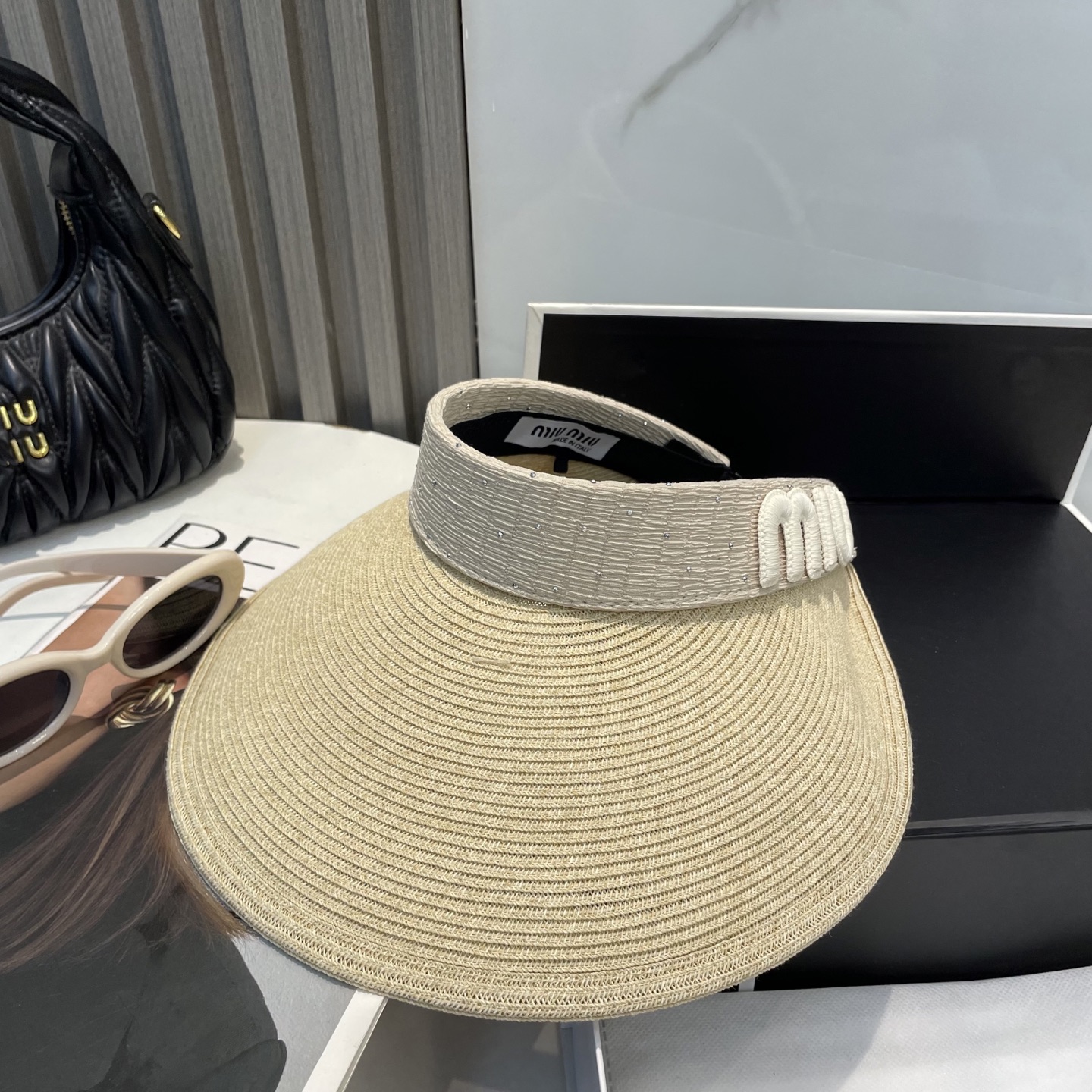  配防尘袋 miumiu缪缪
空顶帽，夏天必备单品，因为真的太好搭，夏天搭配清凉夏日风情真的超级文艺范～