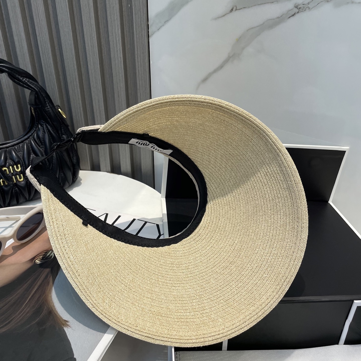  配防尘袋 miumiu缪缪
空顶帽，夏天必备单品，因为真的太好搭，夏天搭配清凉夏日风情真的超级文艺范～