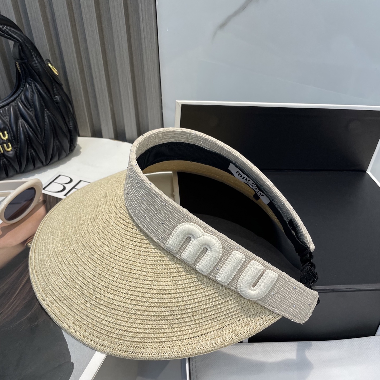  配防尘袋 miumiu缪缪
空顶帽，夏天必备单品，因为真的太好搭，夏天搭配清凉夏日风情真的超级文艺范～