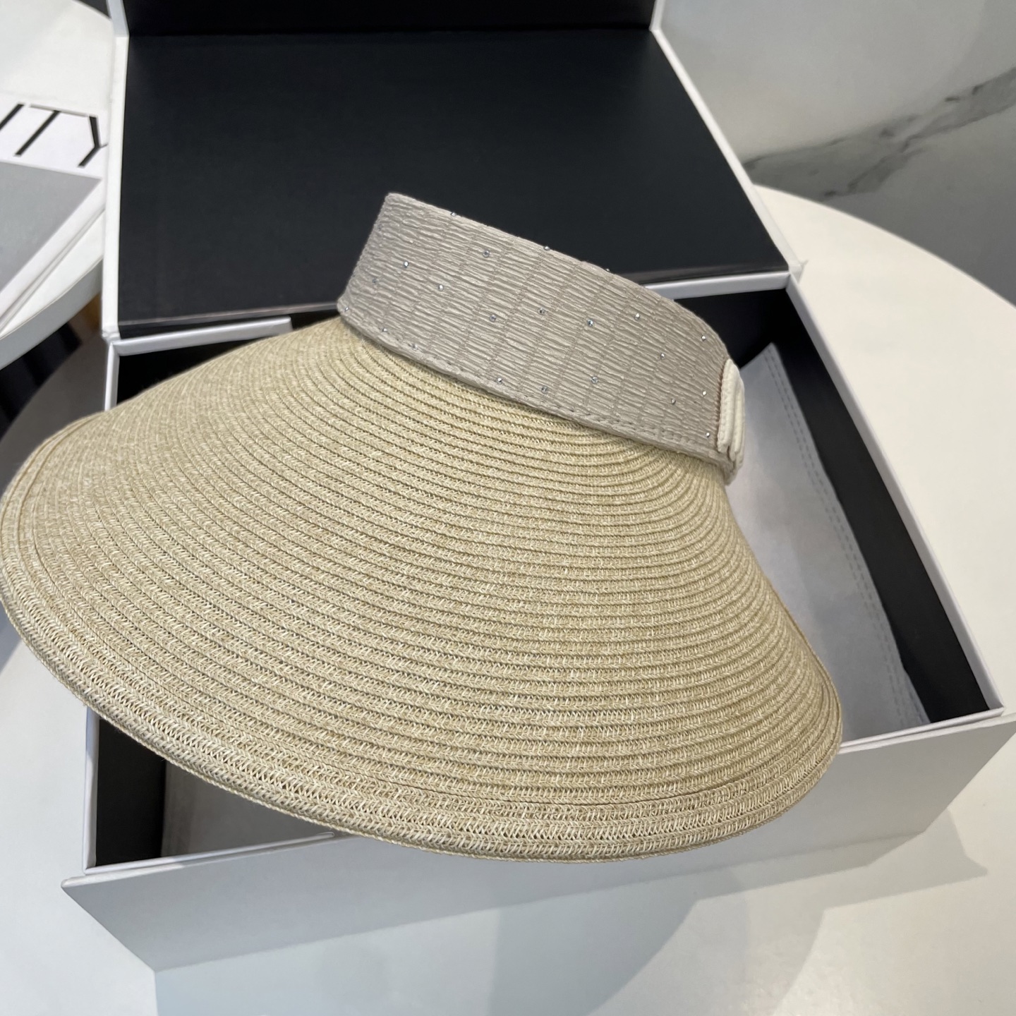  配防尘袋 miumiu缪缪
空顶帽，夏天必备单品，因为真的太好搭，夏天搭配清凉夏日风情真的超级文艺范～