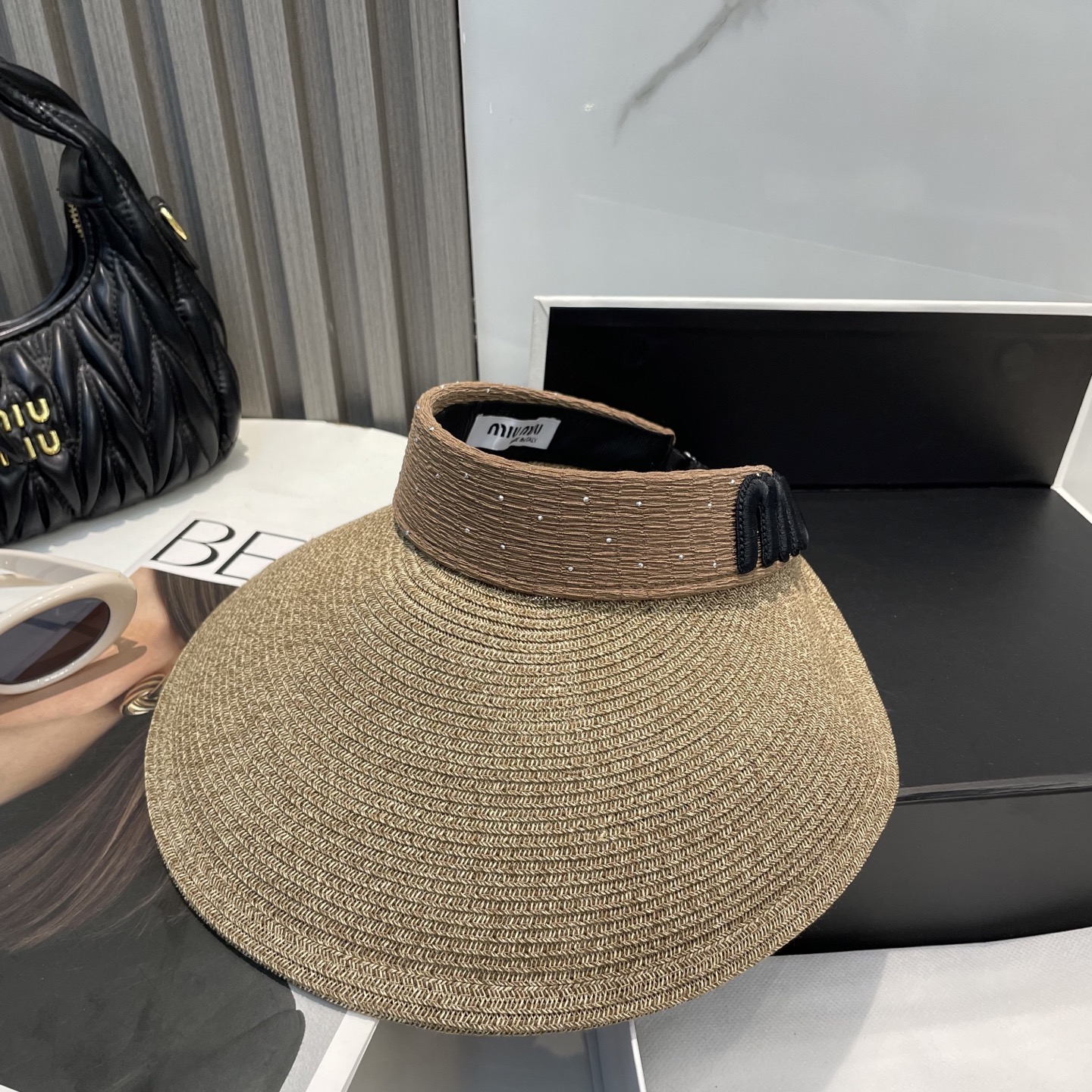  配防尘袋 miumiu缪缪
空顶帽，夏天必备单品，因为真的太好搭，夏天搭配清凉夏日风情真的超级文艺范～