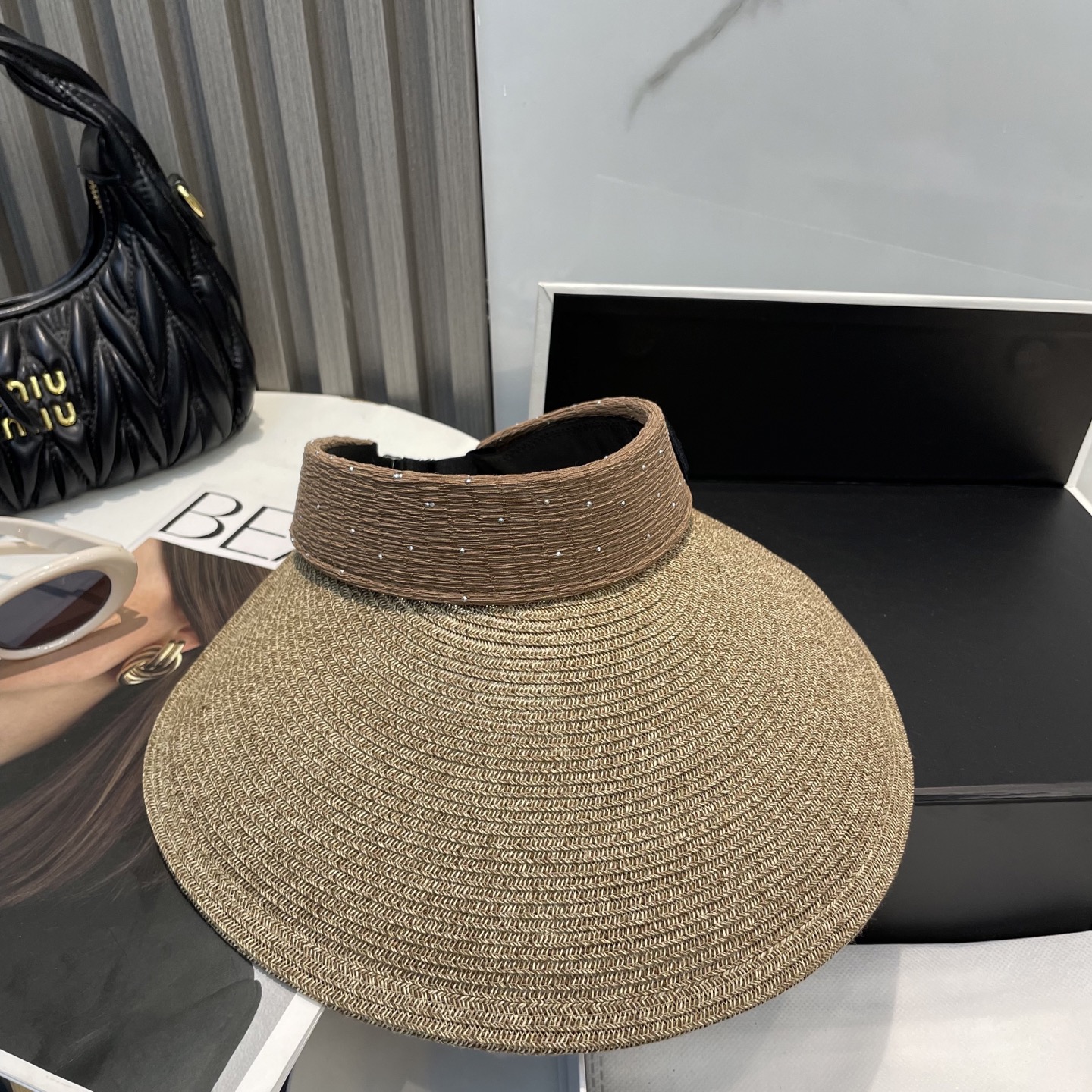  配防尘袋 miumiu缪缪
空顶帽，夏天必备单品，因为真的太好搭，夏天搭配清凉夏日风情真的超级文艺范～