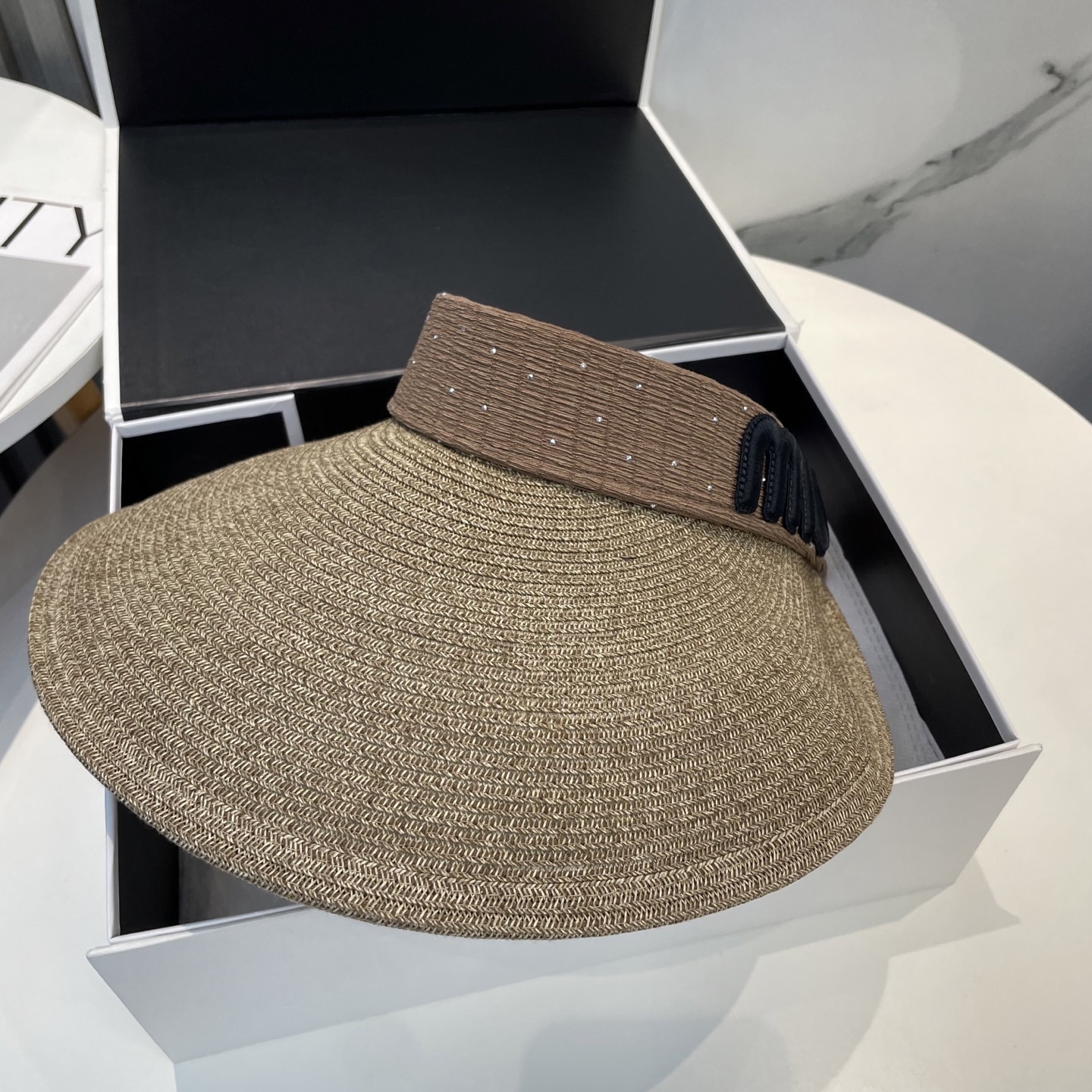  配防尘袋 miumiu缪缪
空顶帽，夏天必备单品，因为真的太好搭，夏天搭配清凉夏日风情真的超级文艺范～