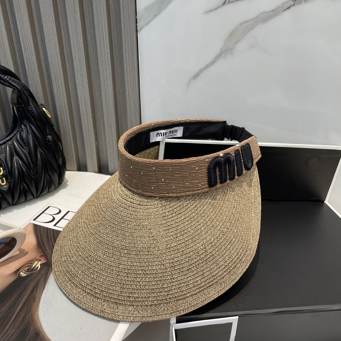  配防尘袋 miumiu缪缪
空顶帽，夏天必备单品，因为真的太好搭，夏天搭配清凉夏日风情真的超级文艺范～