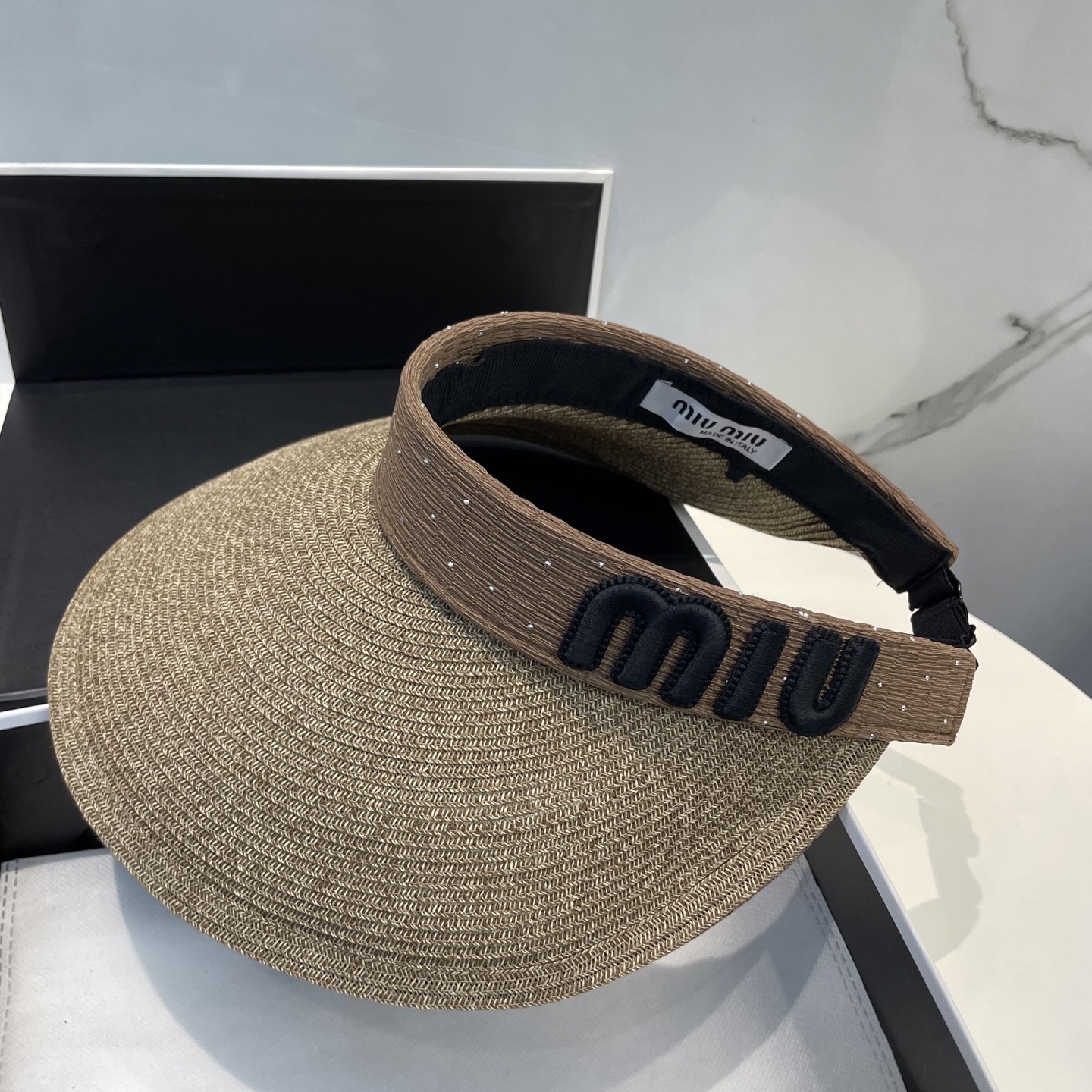  配防尘袋 miumiu缪缪
空顶帽，夏天必备单品，因为真的太好搭，夏天搭配清凉夏日风情真的超级文艺范～