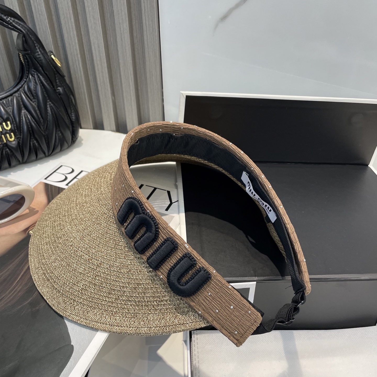  配防尘袋 miumiu缪缪
空顶帽，夏天必备单品，因为真的太好搭，夏天搭配清凉夏日风情真的超级文艺范～