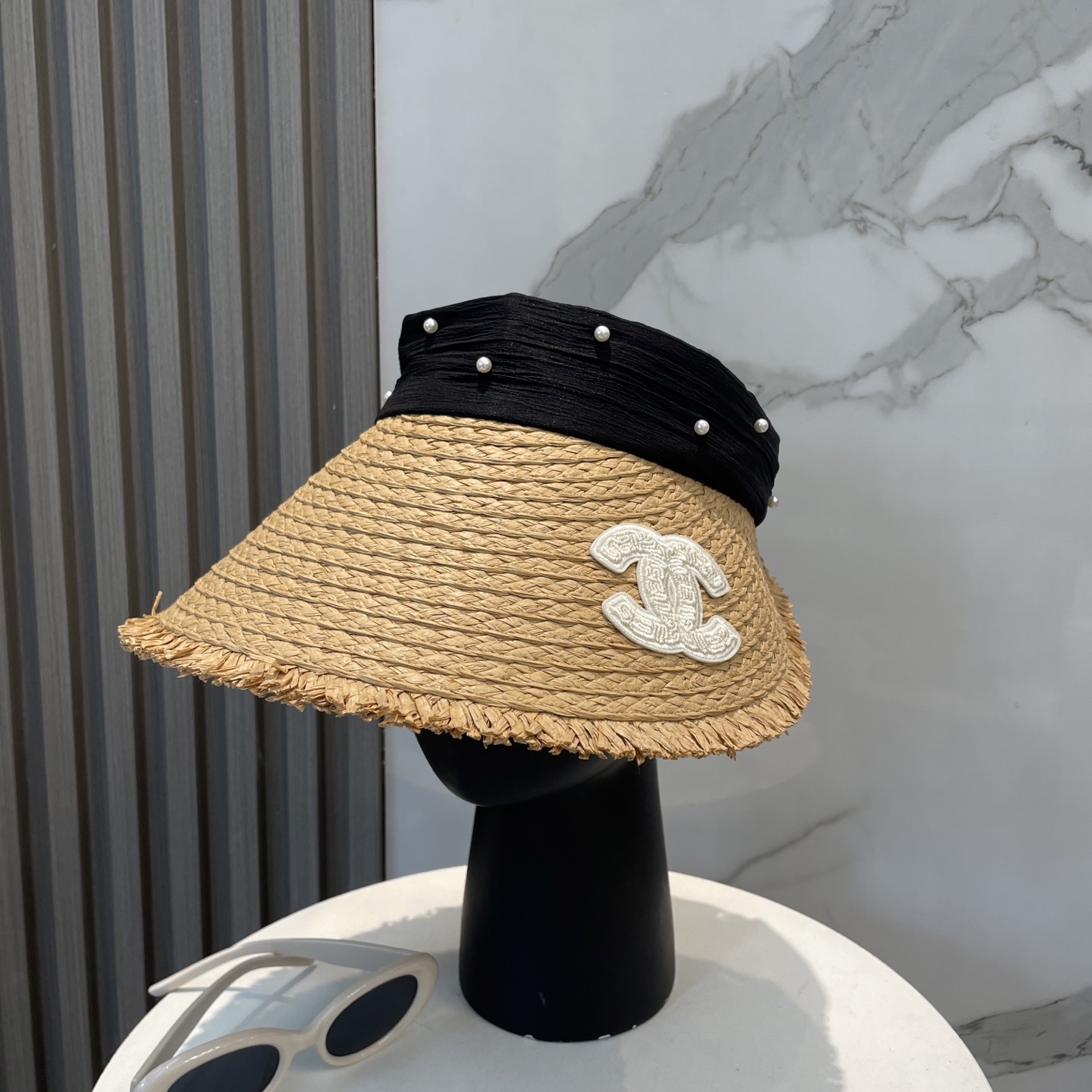  香奈儿新款空顶帽
甜美风
💙帽子整体因为是空顶的所以夏天不会有闷头的感觉并且不挑发型 脸型！防晒效果不