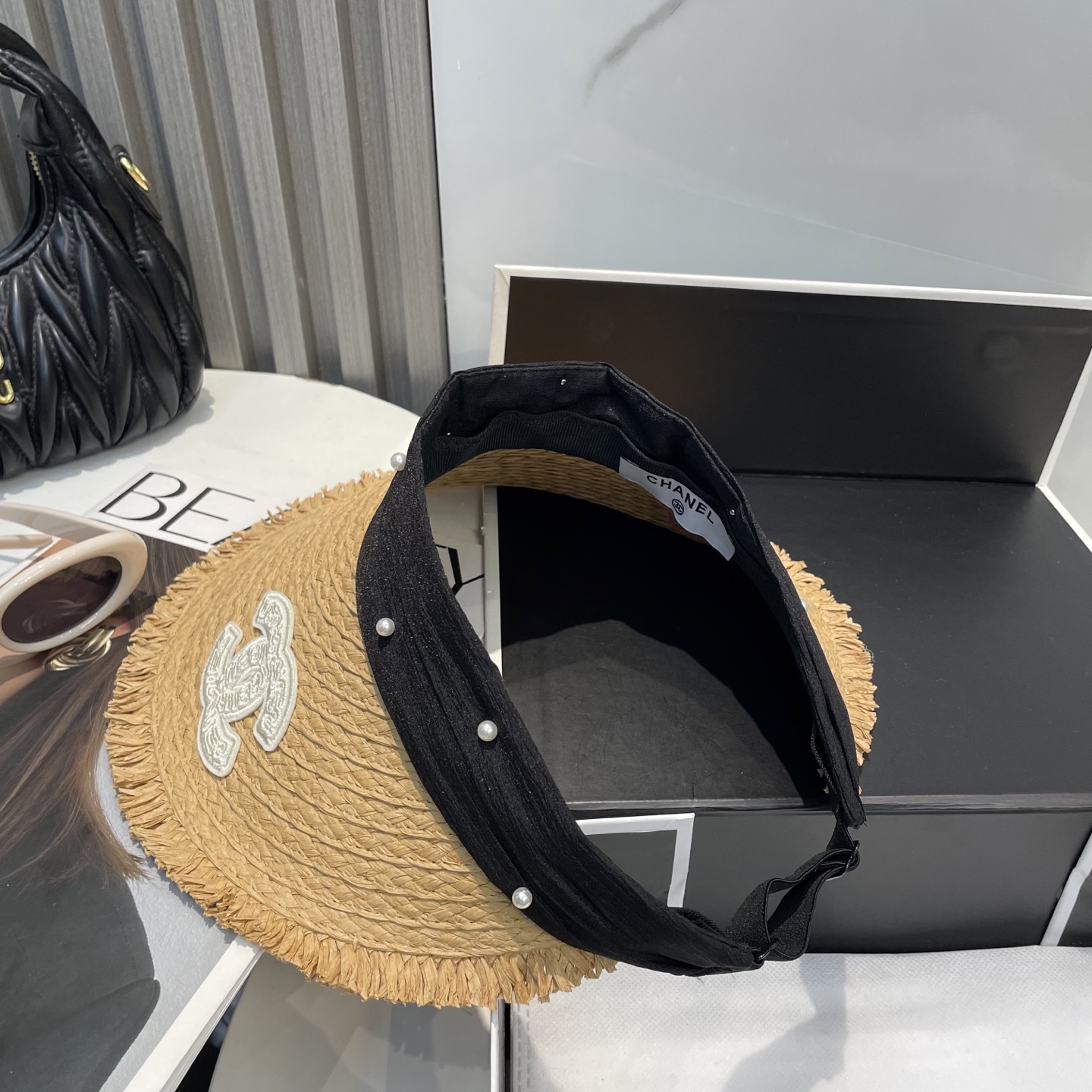  香奈儿新款空顶帽
甜美风
💙帽子整体因为是空顶的所以夏天不会有闷头的感觉并且不挑发型 脸型！防晒效果不