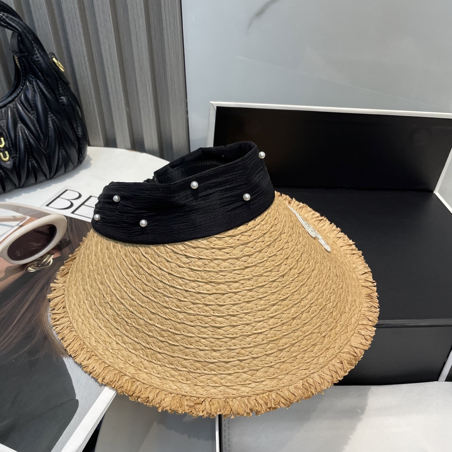  香奈儿新款空顶帽
甜美风
💙帽子整体因为是空顶的所以夏天不会有闷头的感觉并且不挑发型 脸型！防晒效果不