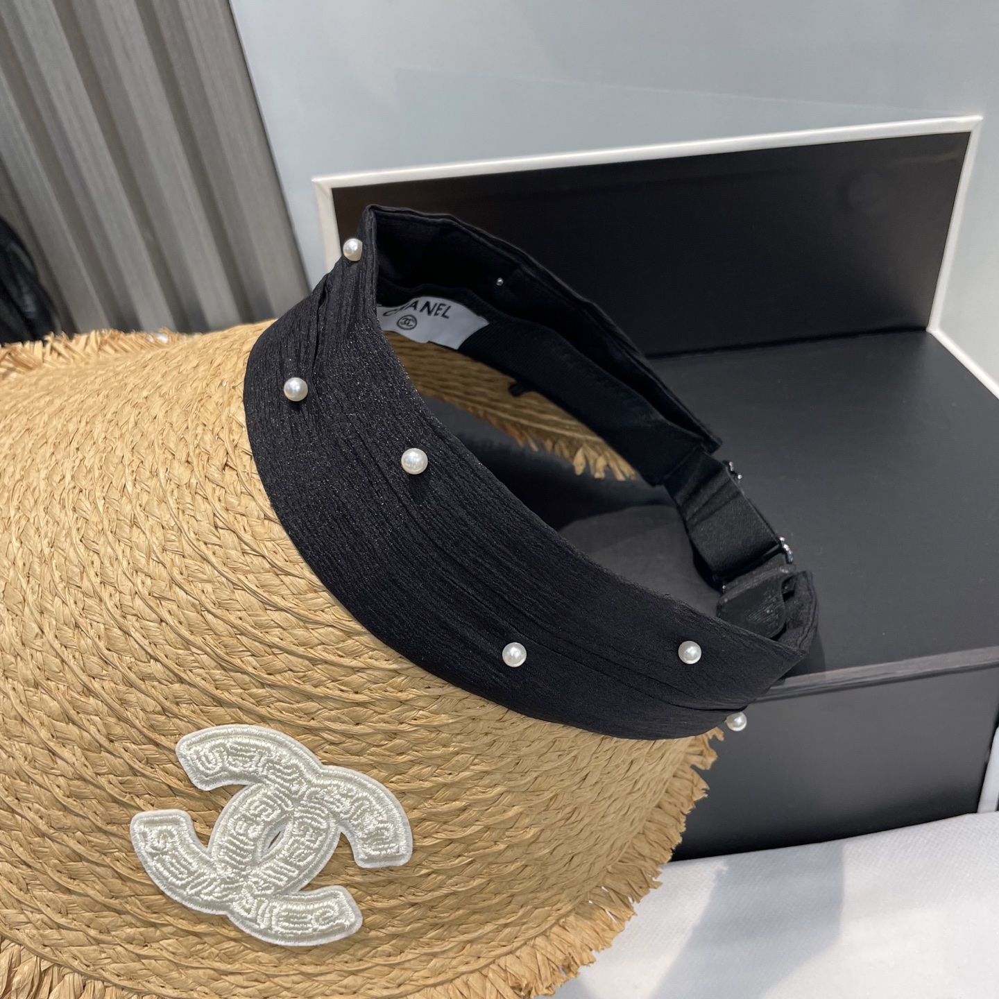  香奈儿新款空顶帽
甜美风
💙帽子整体因为是空顶的所以夏天不会有闷头的感觉并且不挑发型 脸型！防晒效果不