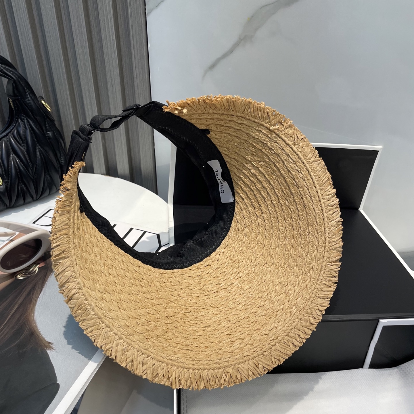  香奈儿新款空顶帽
甜美风
💙帽子整体因为是空顶的所以夏天不会有闷头的感觉并且不挑发型 脸型！防晒效果不