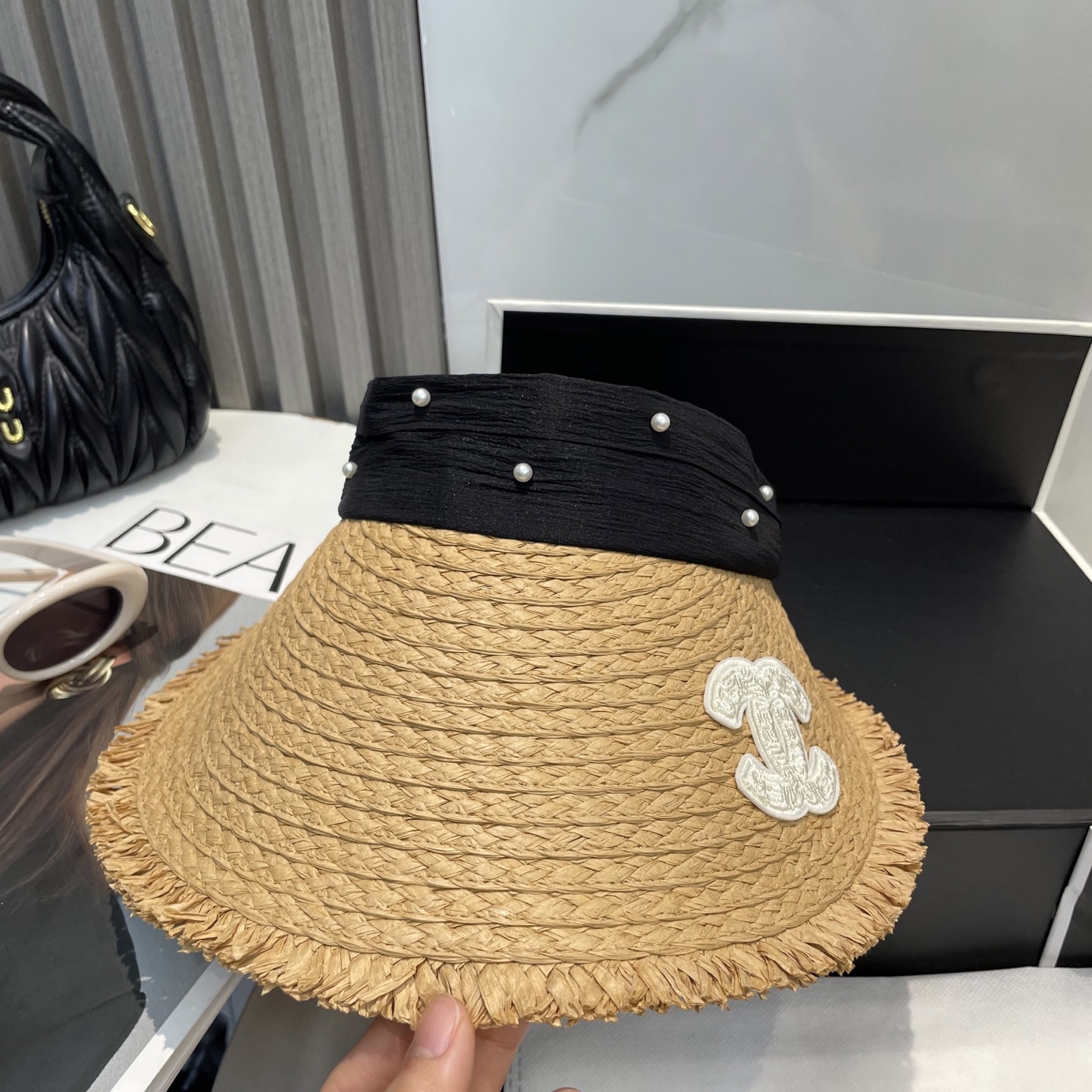  香奈儿新款空顶帽
甜美风
💙帽子整体因为是空顶的所以夏天不会有闷头的感觉并且不挑发型 脸型！防晒效果不