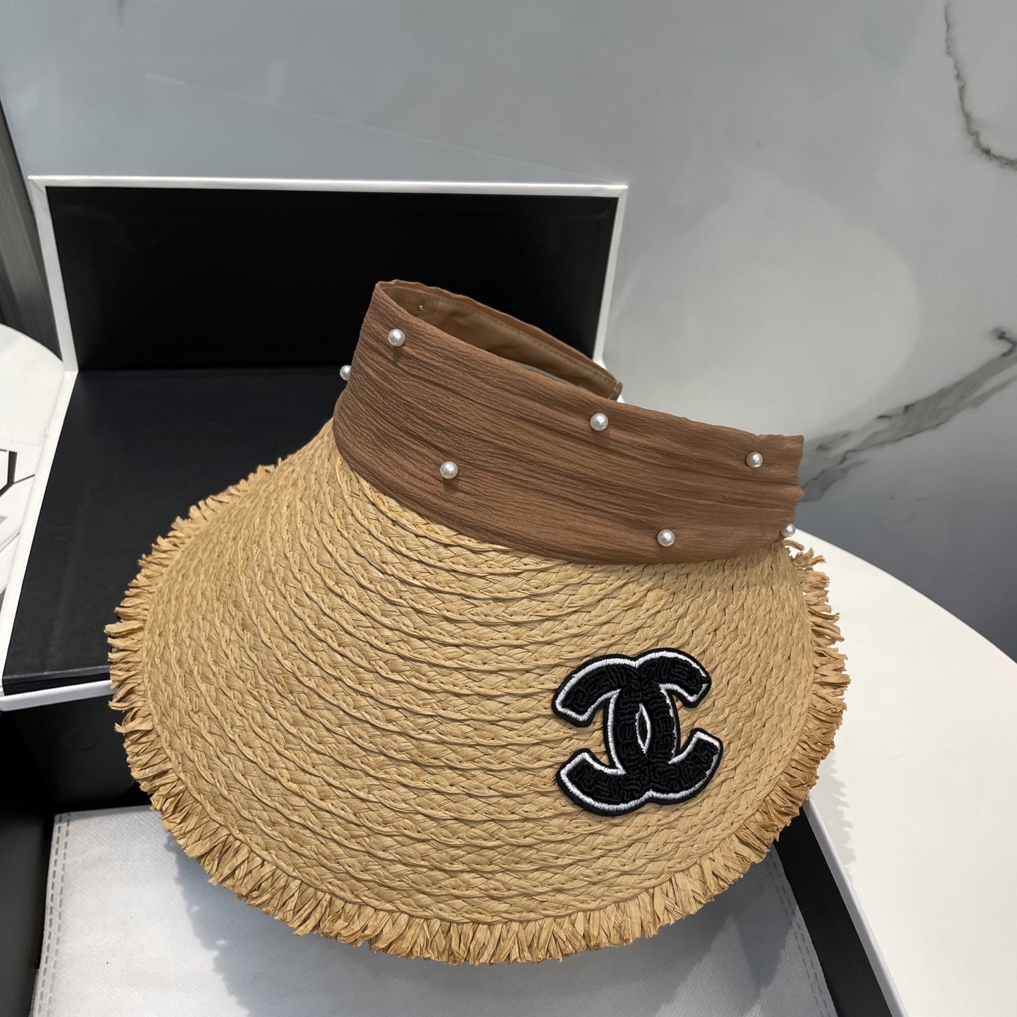  香奈儿新款空顶帽
甜美风
💙帽子整体因为是空顶的所以夏天不会有闷头的感觉并且不挑发型 脸型！防晒效果不