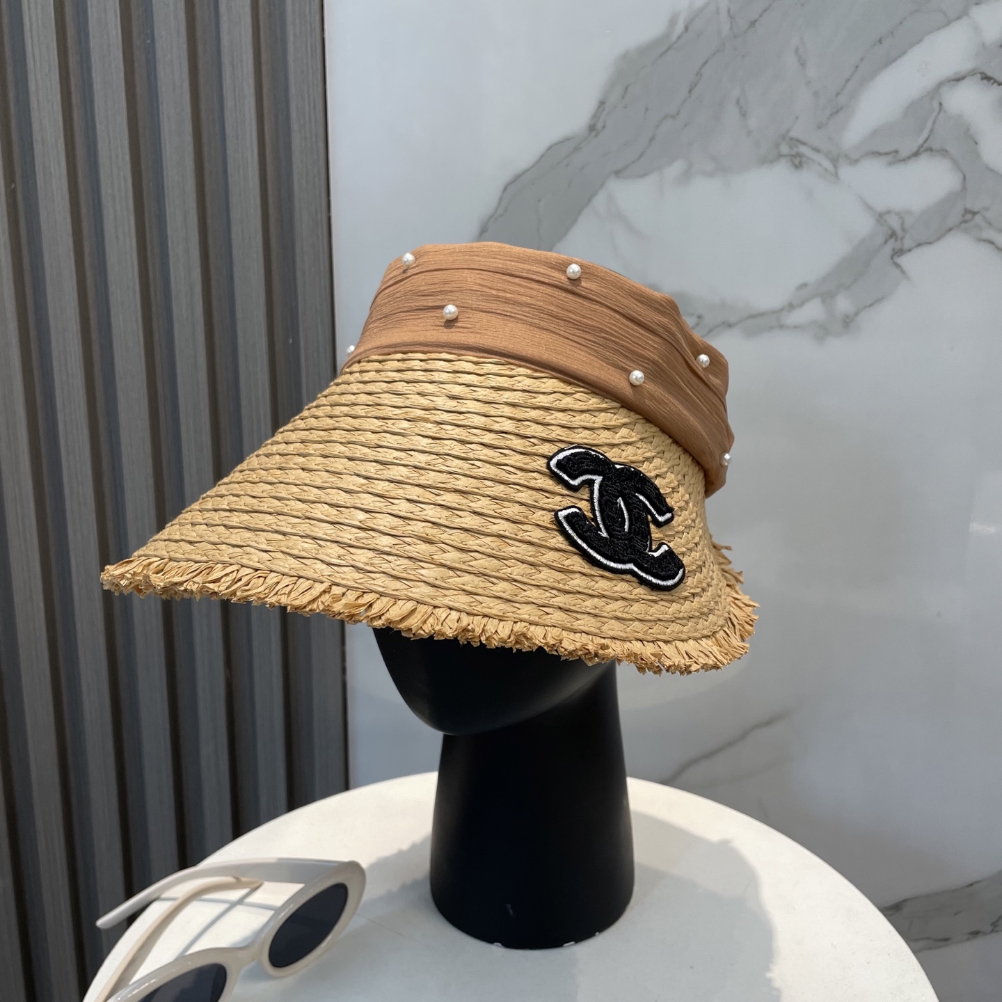  香奈儿新款空顶帽
甜美风
💙帽子整体因为是空顶的所以夏天不会有闷头的感觉并且不挑发型 脸型！防晒效果不