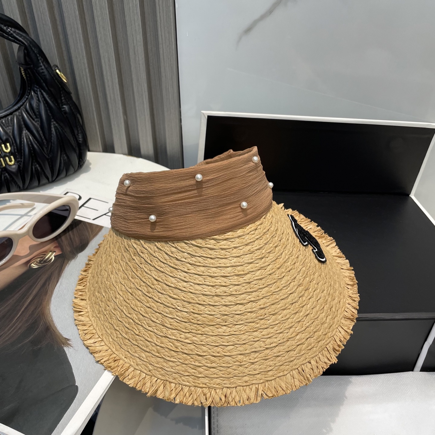  香奈儿新款空顶帽
甜美风
💙帽子整体因为是空顶的所以夏天不会有闷头的感觉并且不挑发型 脸型！防晒效果不