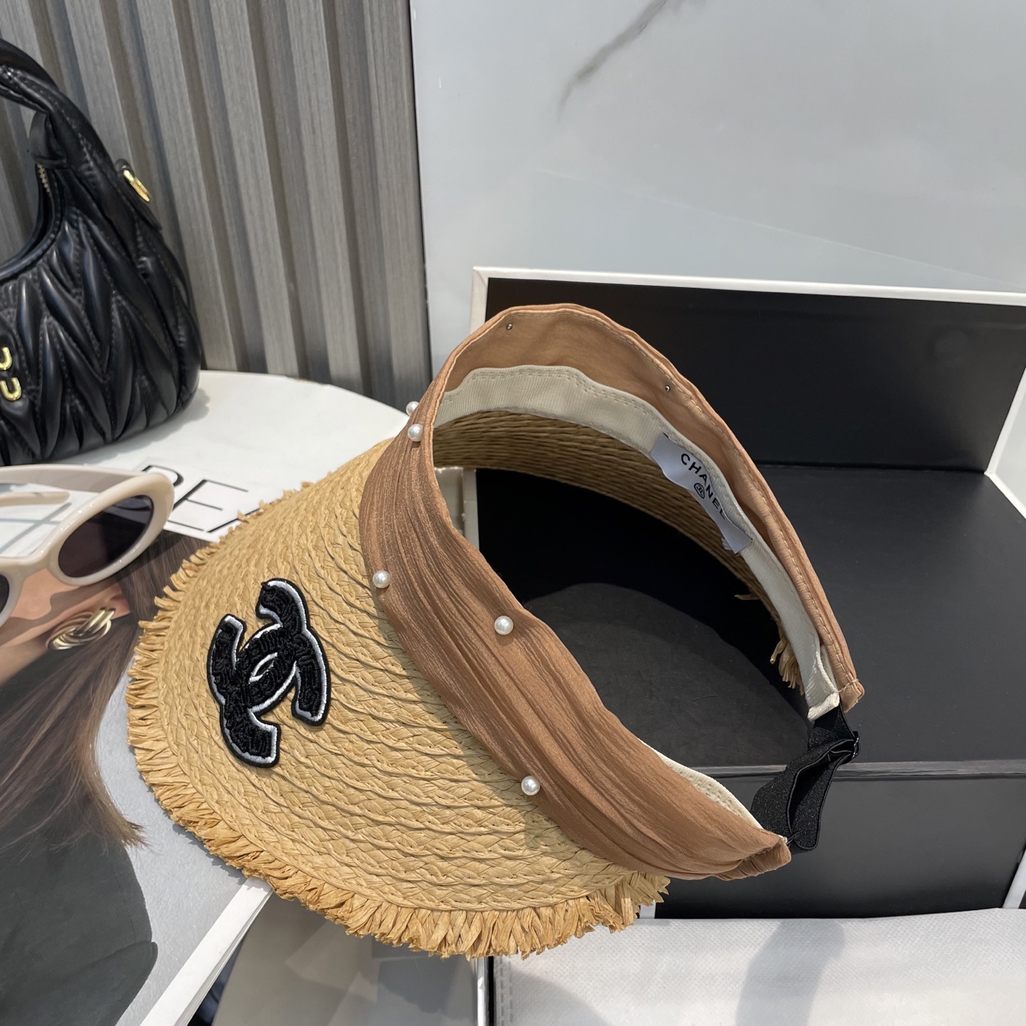  香奈儿新款空顶帽
甜美风
💙帽子整体因为是空顶的所以夏天不会有闷头的感觉并且不挑发型 脸型！防晒效果不