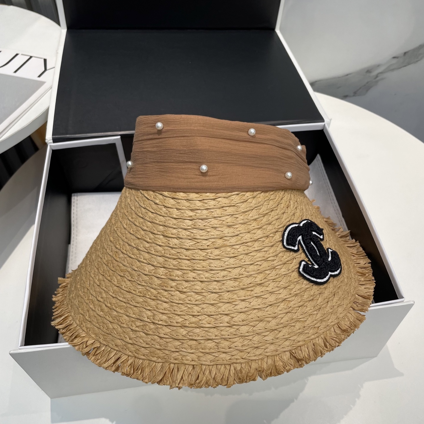  香奈儿新款空顶帽
甜美风
💙帽子整体因为是空顶的所以夏天不会有闷头的感觉并且不挑发型 脸型！防晒效果不