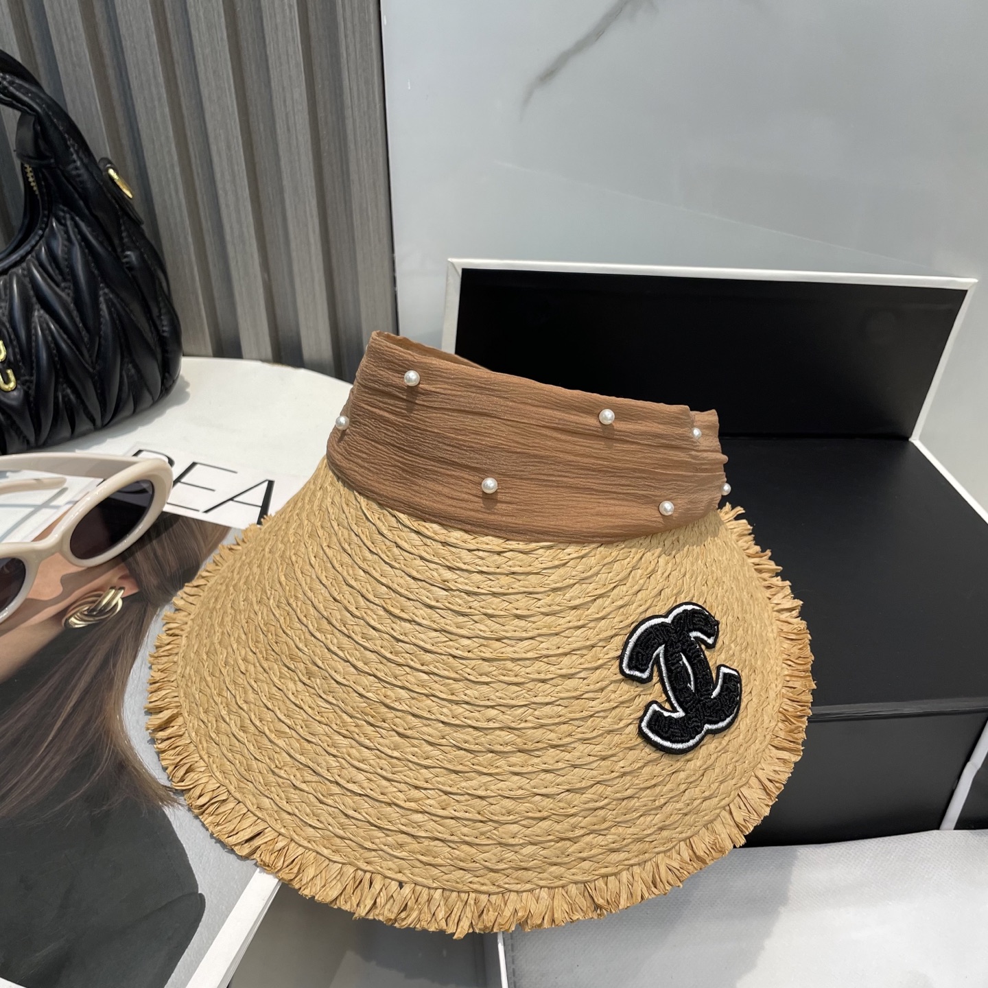  香奈儿新款空顶帽
甜美风
💙帽子整体因为是空顶的所以夏天不会有闷头的感觉并且不挑发型 脸型！防晒效果不