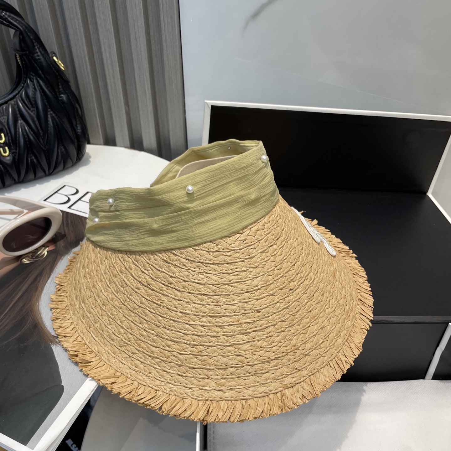  香奈儿新款空顶帽
甜美风
💙帽子整体因为是空顶的所以夏天不会有闷头的感觉并且不挑发型 脸型！防晒效果不