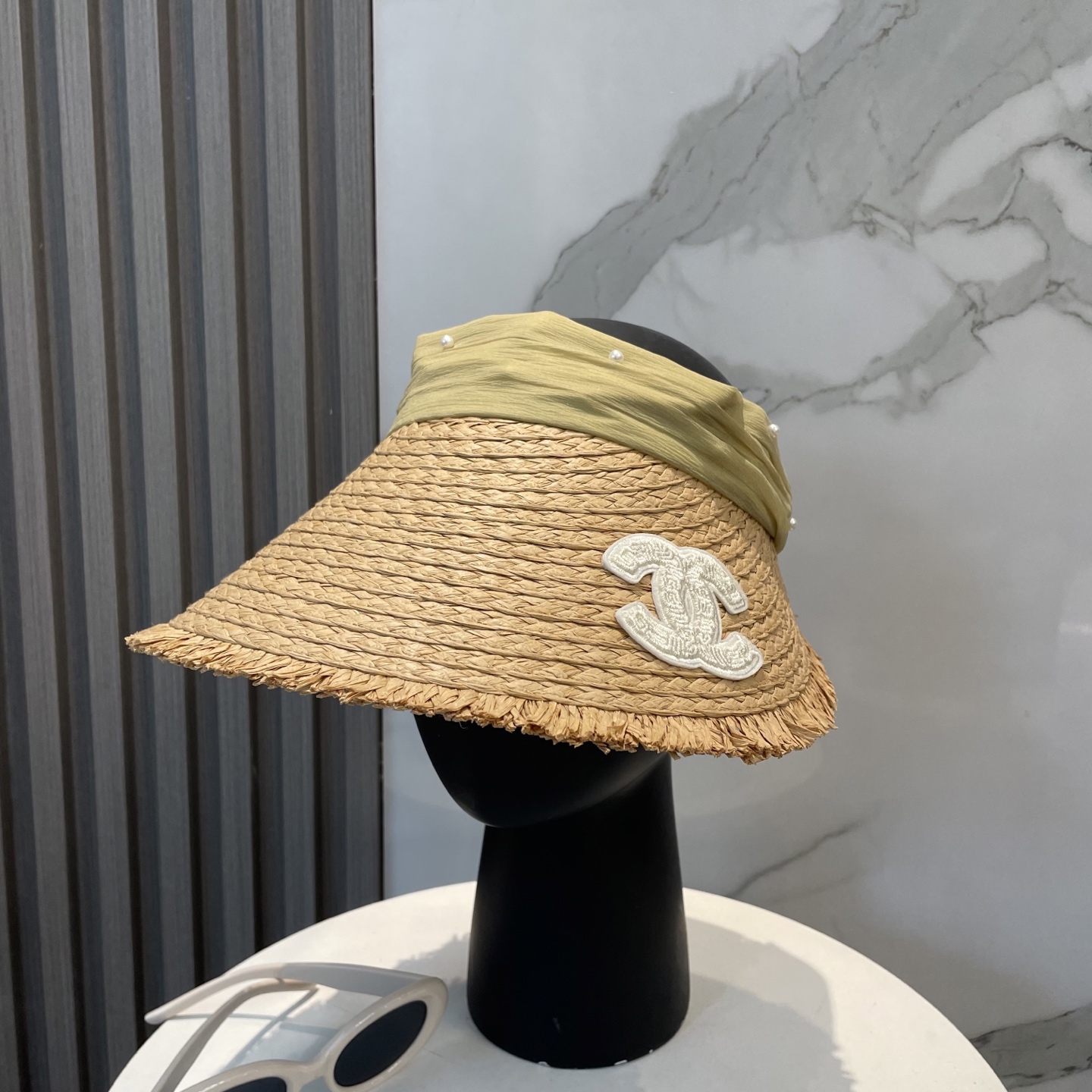  香奈儿新款空顶帽
甜美风
💙帽子整体因为是空顶的所以夏天不会有闷头的感觉并且不挑发型 脸型！防晒效果不