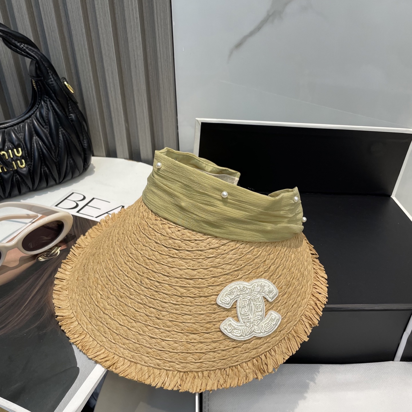  香奈儿新款空顶帽
甜美风
💙帽子整体因为是空顶的所以夏天不会有闷头的感觉并且不挑发型 脸型！防晒效果不