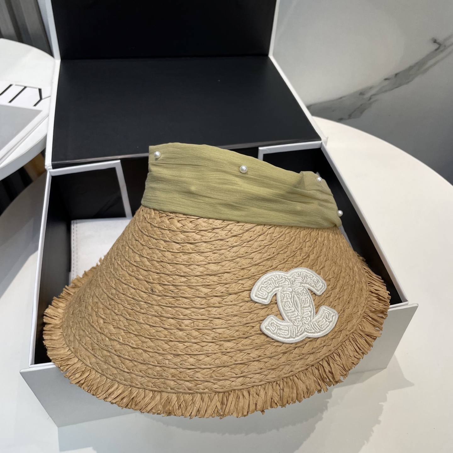  香奈儿新款空顶帽
甜美风
💙帽子整体因为是空顶的所以夏天不会有闷头的感觉并且不挑发型 脸型！防晒效果不