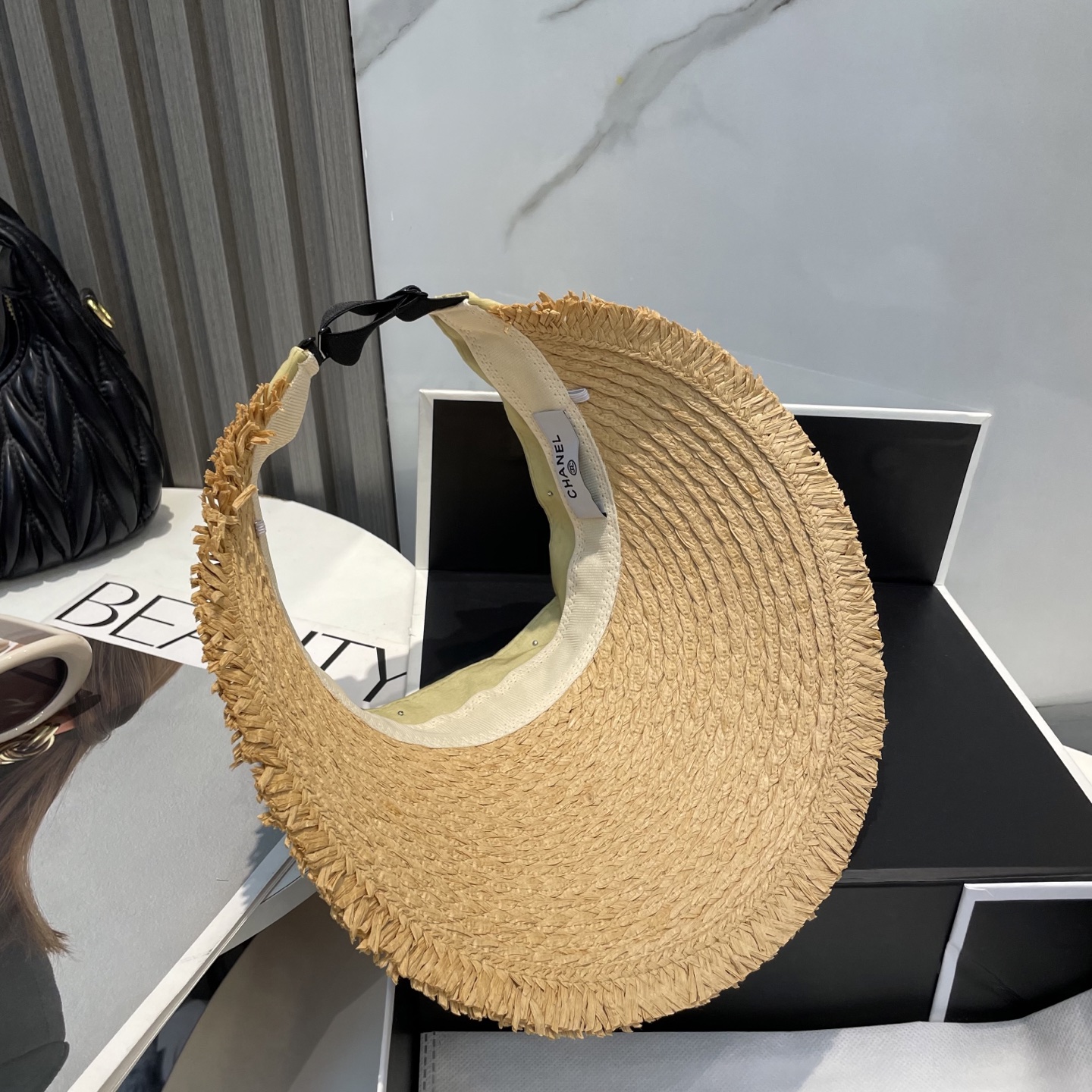  香奈儿新款空顶帽
甜美风
💙帽子整体因为是空顶的所以夏天不会有闷头的感觉并且不挑发型 脸型！防晒效果不