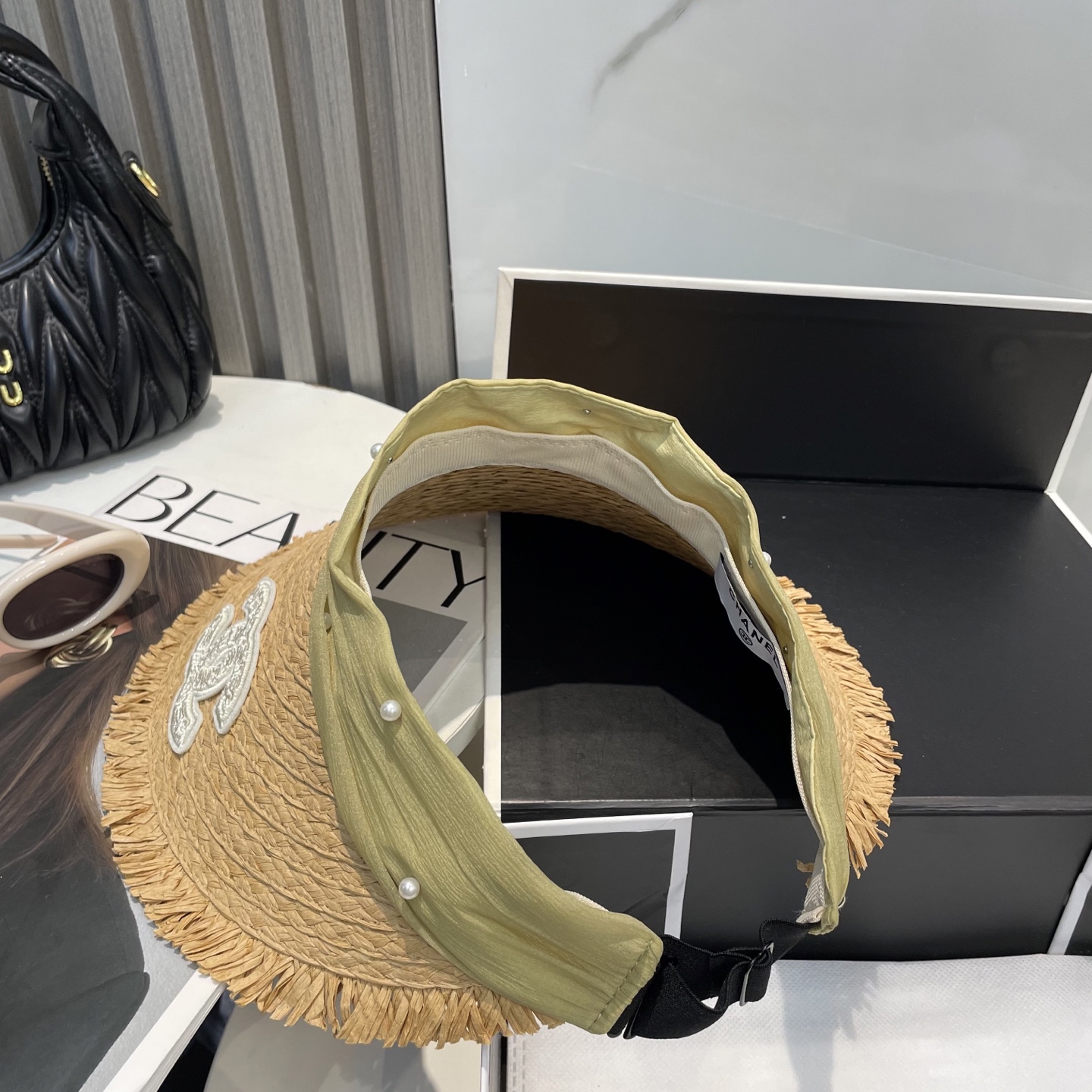  香奈儿新款空顶帽
甜美风
💙帽子整体因为是空顶的所以夏天不会有闷头的感觉并且不挑发型 脸型！防晒效果不