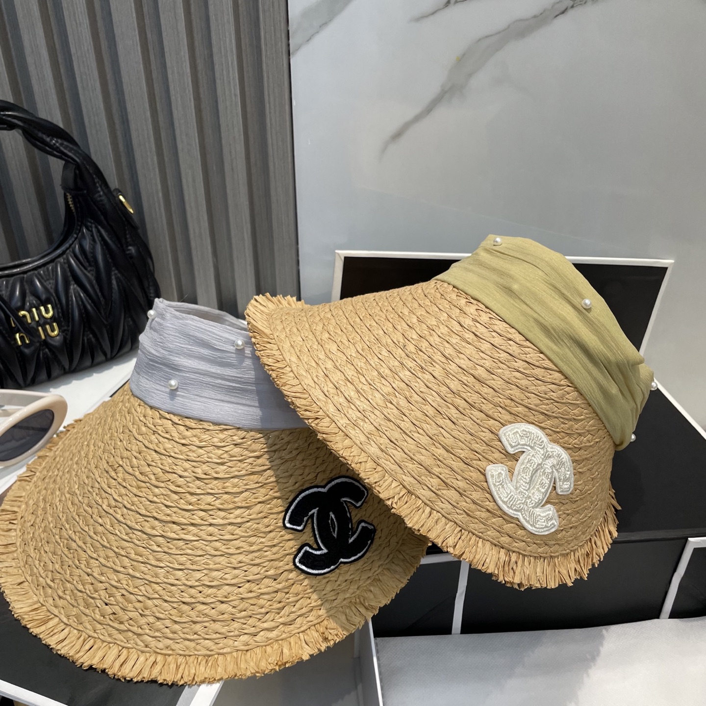  香奈儿新款空顶帽
甜美风
💙帽子整体因为是空顶的所以夏天不会有闷头的感觉并且不挑发型 脸型！防晒效果不