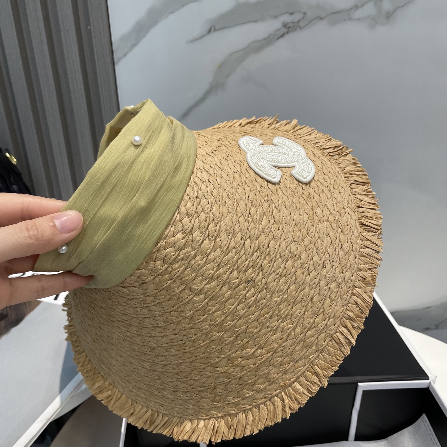  香奈儿新款空顶帽
甜美风
💙帽子整体因为是空顶的所以夏天不会有闷头的感觉并且不挑发型 脸型！防晒效果不